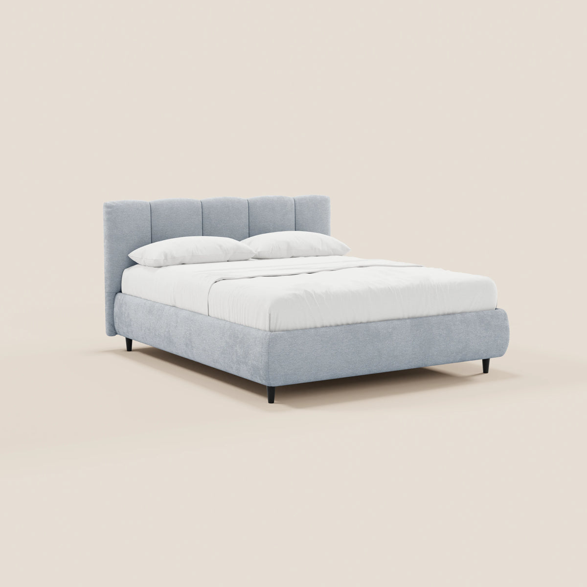 Il letto imbottito ARKAM di Letti.store, realizzato in tessuto Oeko-Tex®, presenta una testiera con lavorazione verticale di colore grigio chiaro e un vano contenitore, con biancheria da letto bianca e due cuscini su sfondo beige chiaro, per uno stile shabby chic contemporaneo.