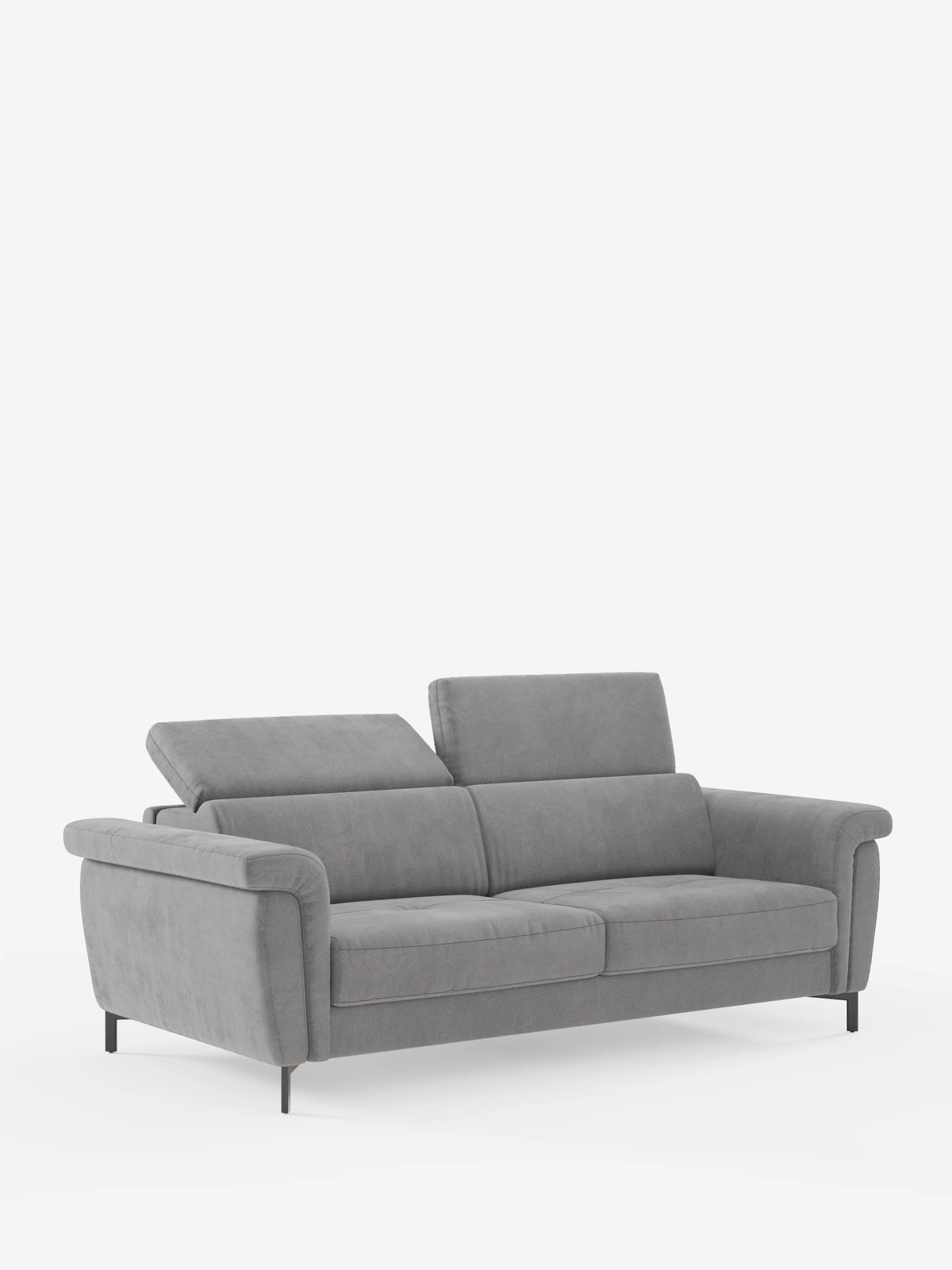 Il divano letto di design Capri di divitt.sbs è dotato di due cuscini di seduta, due poggiatesta regolabili e reclinabili (con il poggiatesta sinistro sollevato e quello destro in posizione orizzontale) e sottili gambe alte di colore nero. Rivestito in tessuto smacchiabile effetto velluto T30, questo raffinato complemento d’arredo mette in risalto la pregiata manifattura italiana. Sullo sfondo bianco a tinta unita, la sua silhouette elegante e contemporanea risulta ancora più accentuata.