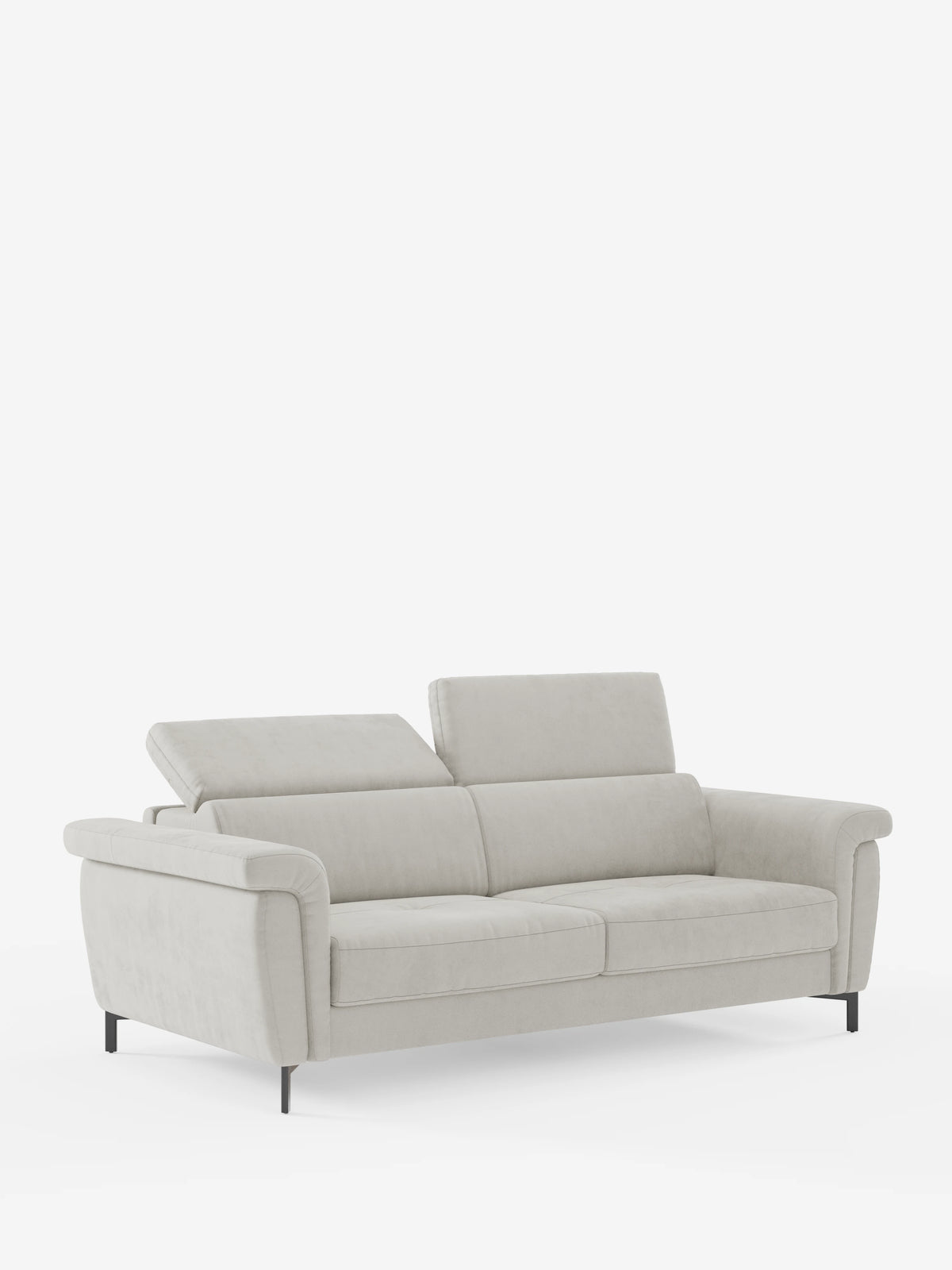 Un “Capri divano letto di design” contemporaneo di colore grigio chiaro, firmato divitt.sbs, rivestito in un raffinato tessuto effetto velluto resistente alle macchie (T30), dotato di due ampi cuscini di seduta, due poggiatesta reclinabili e braccioli angolati. Il divano poggia su sottili gambe in metallo nero ed è un esempio di raffinata maestria artigianale italiana nel suo design minimalista, che risalta su uno sfondo bianco a tinta unita.
