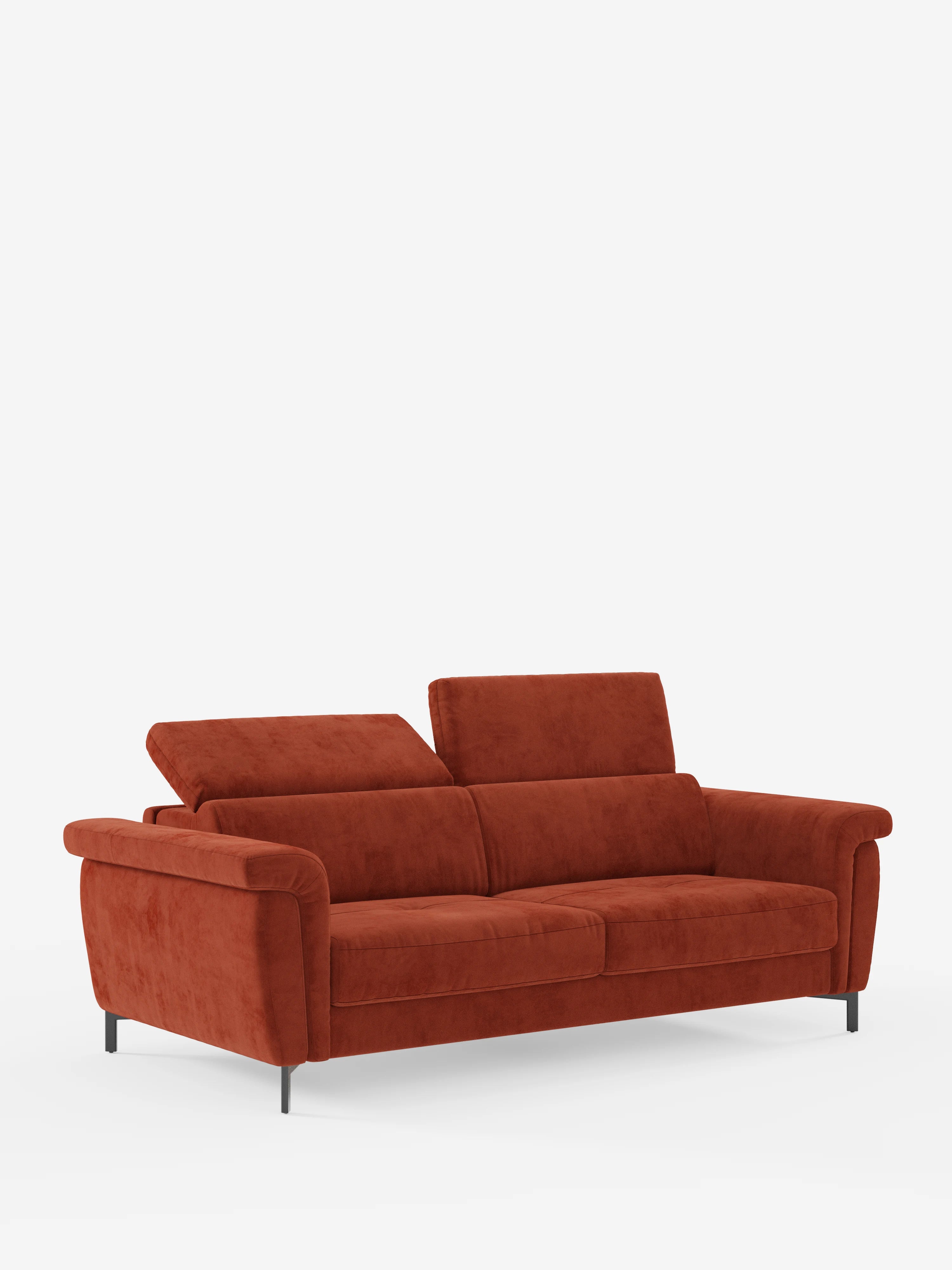 Un divano letto Capri dal design contemporaneo di divitt.sbs, rivestito in raffinato tessuto T30 effetto velluto, resistente alle macchie, in rosso intenso, caratterizzato da due ampi cuscini di seduta, poggiatesta alti e regolabili, braccioli imbottiti e sottili gambe in metallo nero — presentato su uno sfondo bianco a tinta unita.