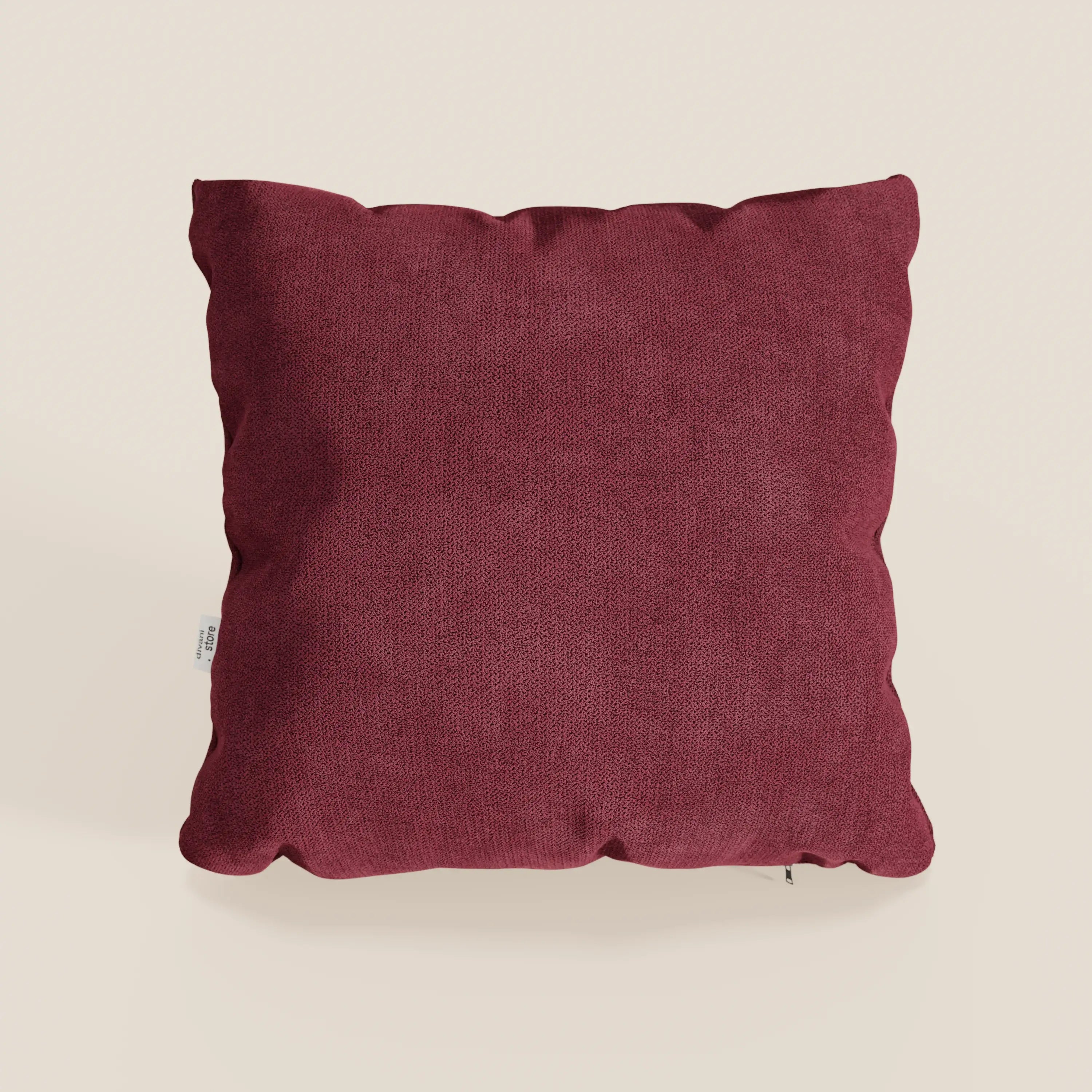 Il cuscino Destiny di divitt.sbs, presentato nel colore rosso intenso T02, è caratterizzato da una forma quadrata e da un morbido tessuto impermeabile, con una piccola etichetta bianca sul lato sinistro, su uno sfondo beige chiaro.