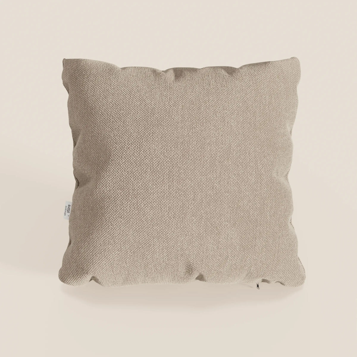 Il cuscino Sogno di divitt.sbs, presentato nel colore beige SMACCHIABILE T05, è caratterizzato da un morbido tessuto antimacchia e da un comfort soffice. La sua forma quadrata e la sottile texture lo rendono un accento elegante e raffinato per qualsiasi spazio. Piccola etichetta bianca sul lato sinistro.
