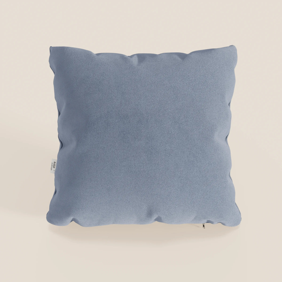 Il cuscino Jazz di divitt.sbs, 45x45 cm in microfibra antimacchia T11 carta da zucchero azzurra, si presenta felpato con una finitura liscia su uno sfondo chiaro; una piccola etichetta bianca è visibile su un lato.