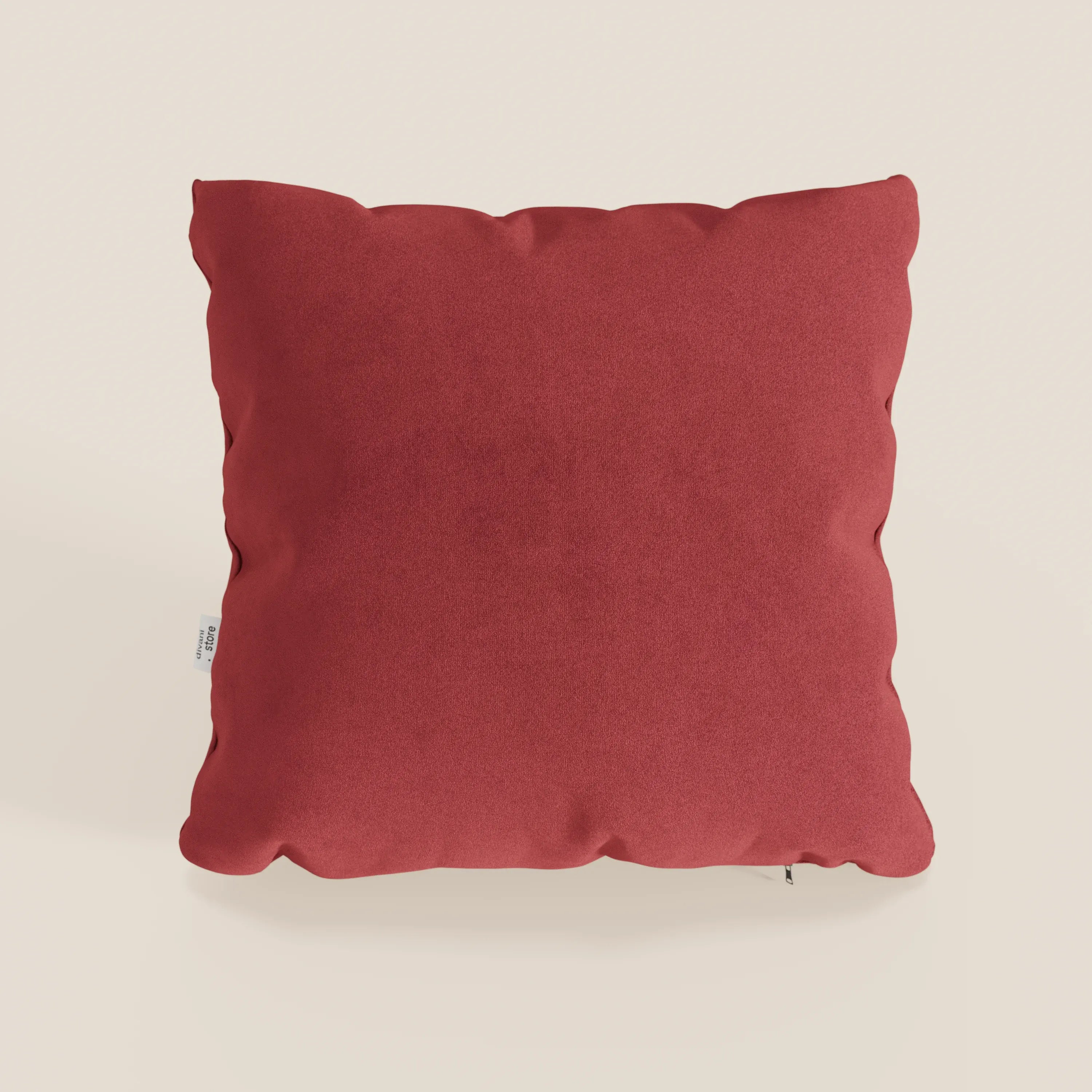 Il cuscino Jazz di divitt.sbs, qui presentato nel colore T11 rosso smacchiabile microfibra tecnica, ha una forma quadrata con angoli arrotondati, cuciture a vista e una piccola etichetta in tessuto sulla sinistra, il tutto centrato su uno sfondo bianco sporco.