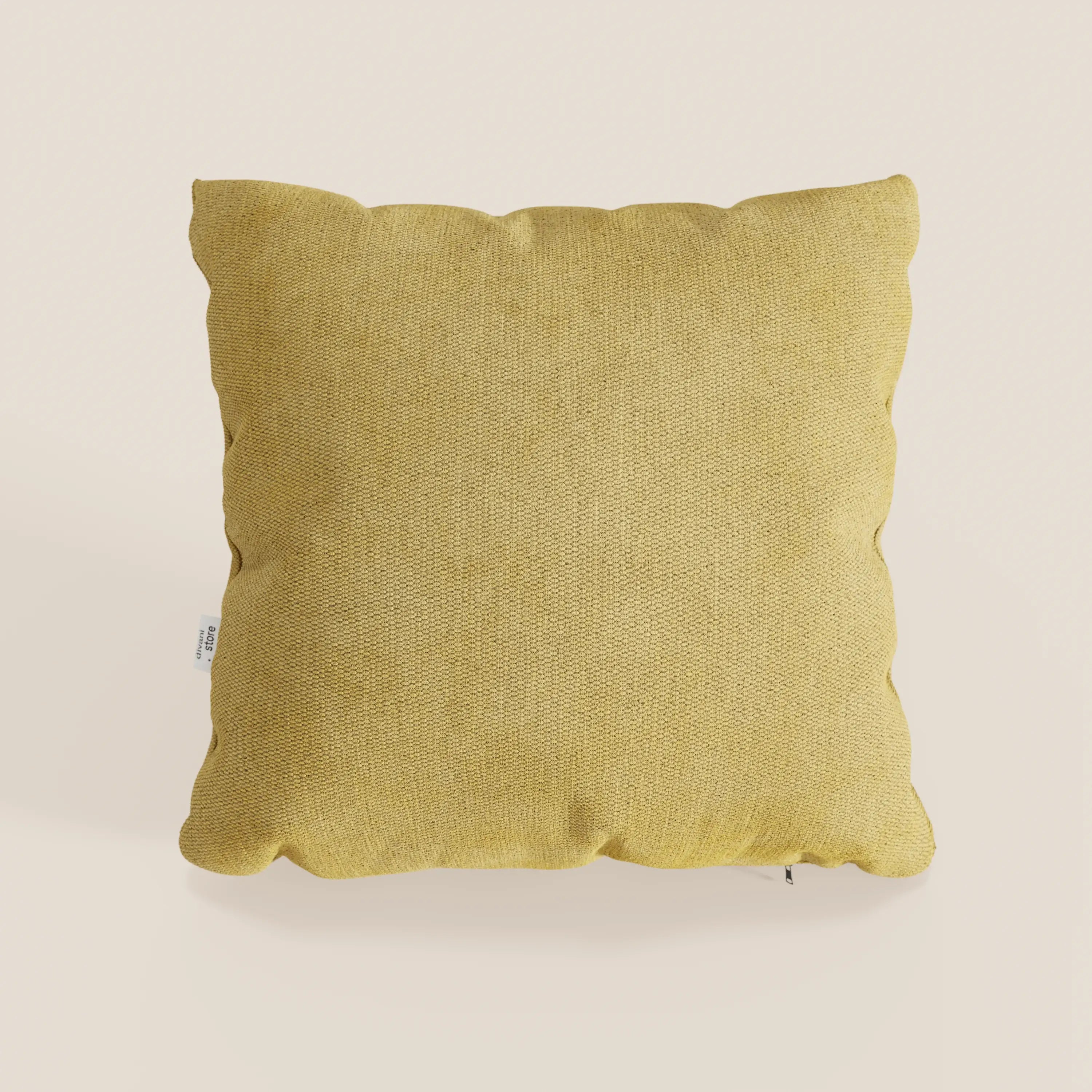 Il cuscino Miami 45x45 cm di divitt.sbs, presentato in tessuto impermeabile T14 giallo chiaro, appare soffice e leggermente imbottito con una piccola etichetta sul lato sinistro su uno sfondo beige chiaro.
