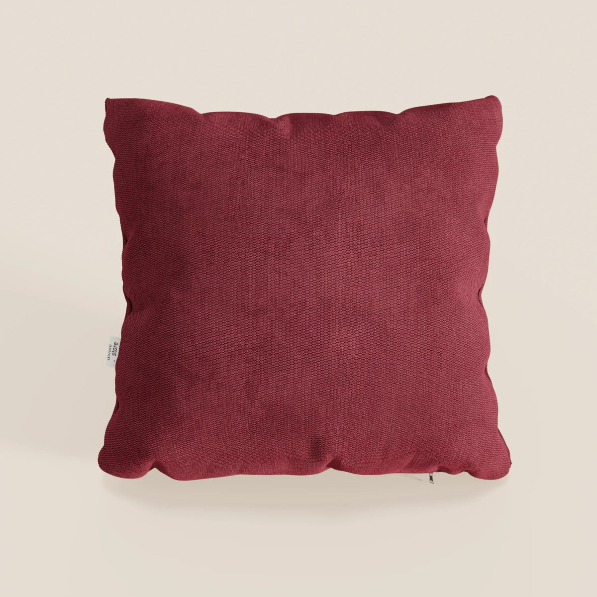 Il cuscino Miami di divitt.sbs, qui presentato nel colore T14 rosso, è caratterizzato da una forma quadrata, da un tessuto impermeabile e soffice, da angoli delicatamente arrotondati e da una piccola targhetta bianca che conferisce comfort e stile a qualsiasi spazio.
