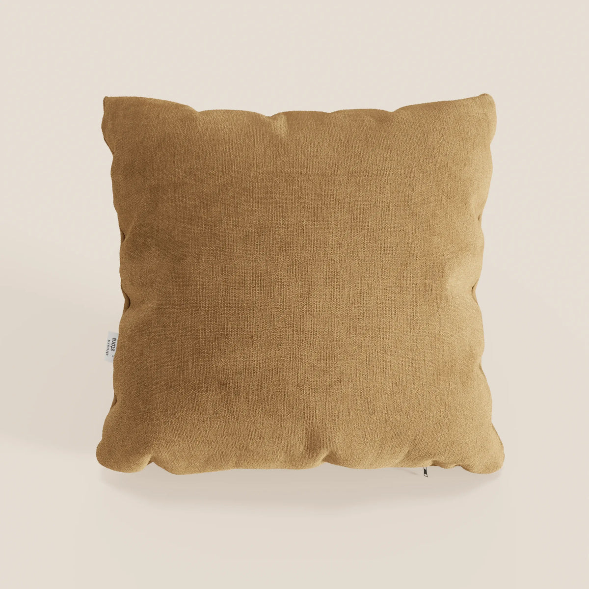 Bolero cuscino quadrato giallo senape di divitt.sbs, realizzato in morbido tessuto T31 lavabile in lavatrice, impermeabile e antirestringimento. Presenta una forma leggermente grassa con una piccola etichetta bianca, su uno sfondo beige neutro.