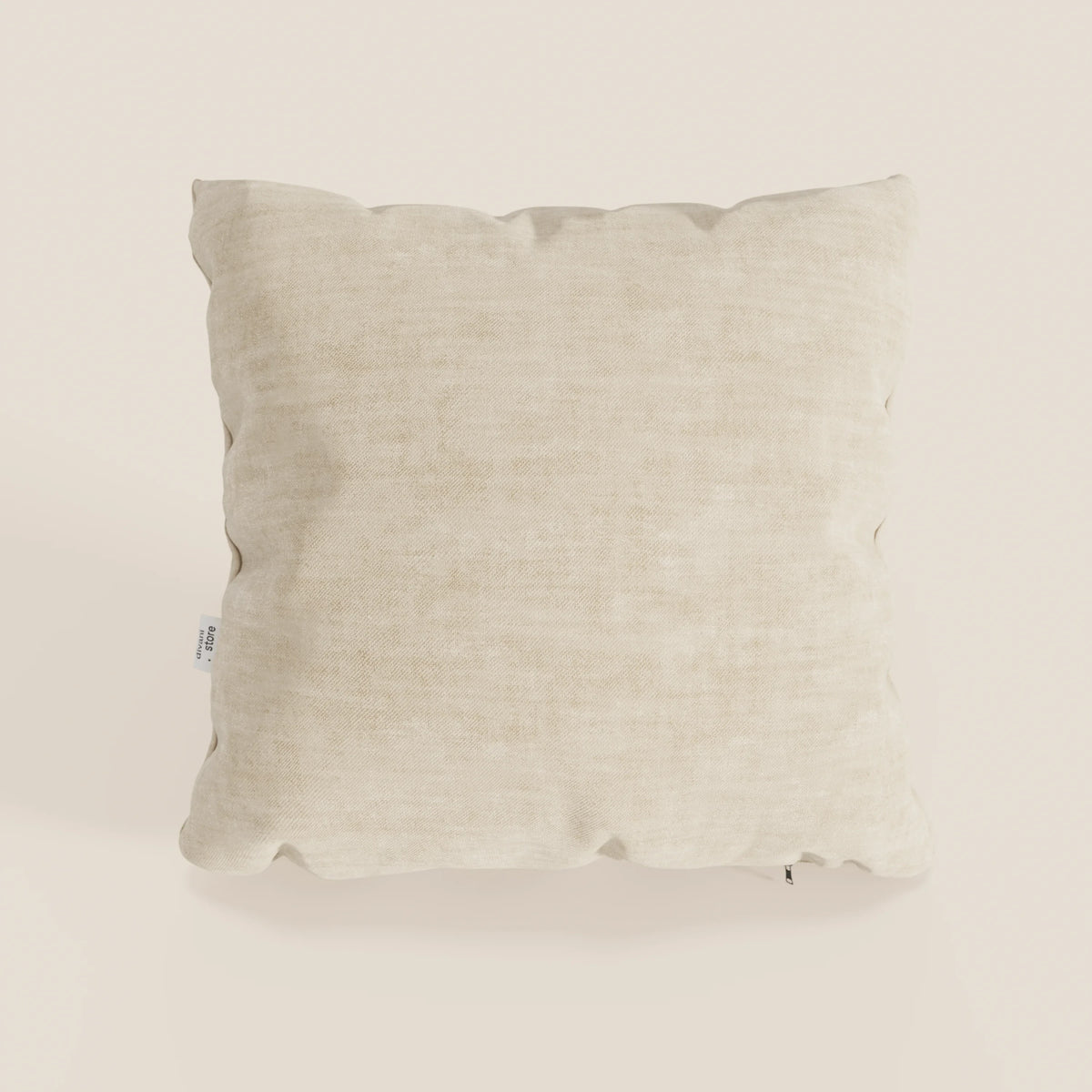 Il cuscino Sofia di divitt.sbs, presentato in beige chiaro, è un cuscino decorativo quadrato realizzato in morbido velluto Easy Clean T35, antimacchia e impermeabile, con una texture sottile, bordi arrotondati e una piccola etichetta bianca per un tocco accogliente.