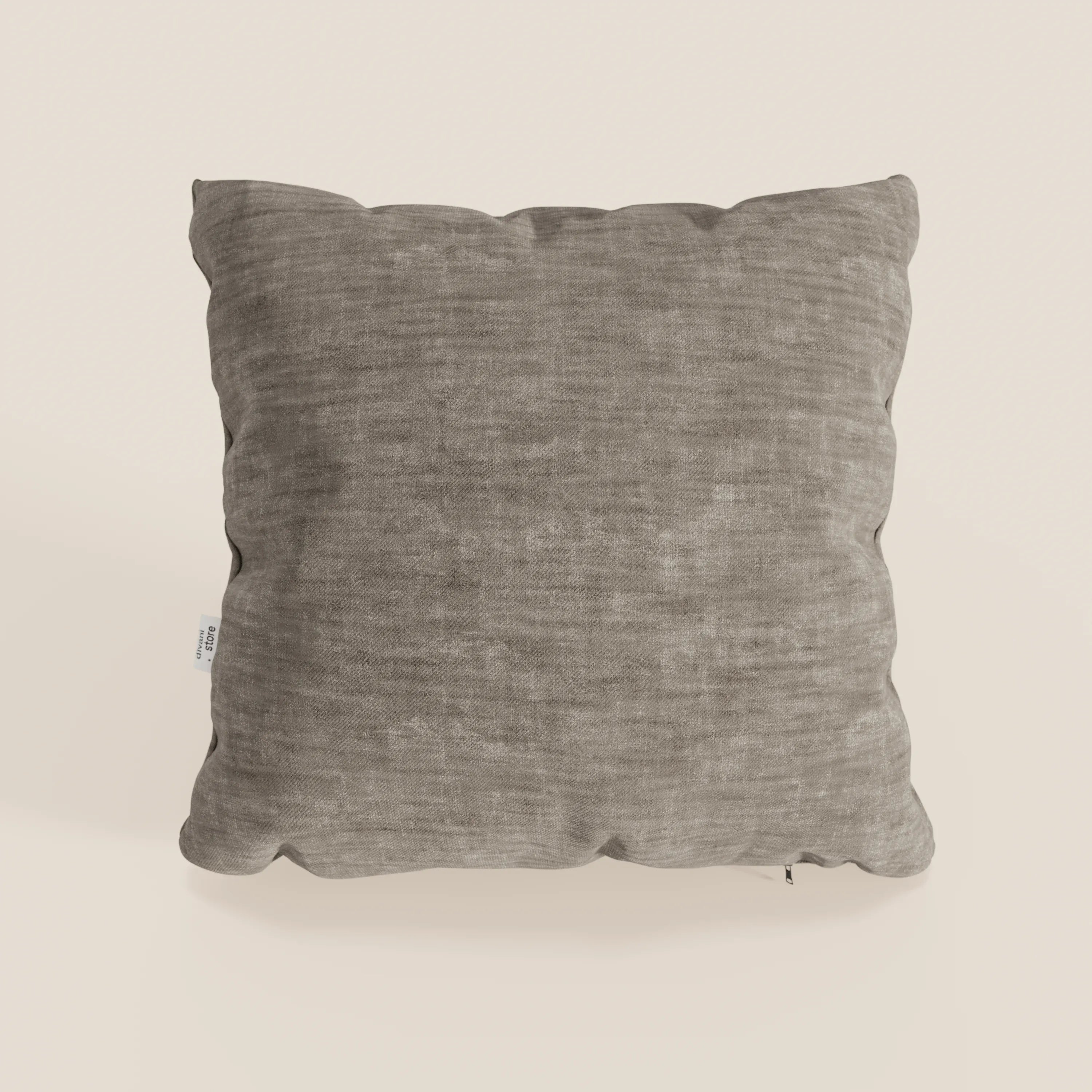Il cuscino Sofia di divitt.sbs, presentato in grigio, ha forma quadrata, angoli arrotondati, morbido velluto nuvolato (smacchiabile e impermeabile Easy Clean T35), pieghe sottili e una piccola etichetta in tessuto bianco sul lato sinistro su uno sfondo bianco sporco.