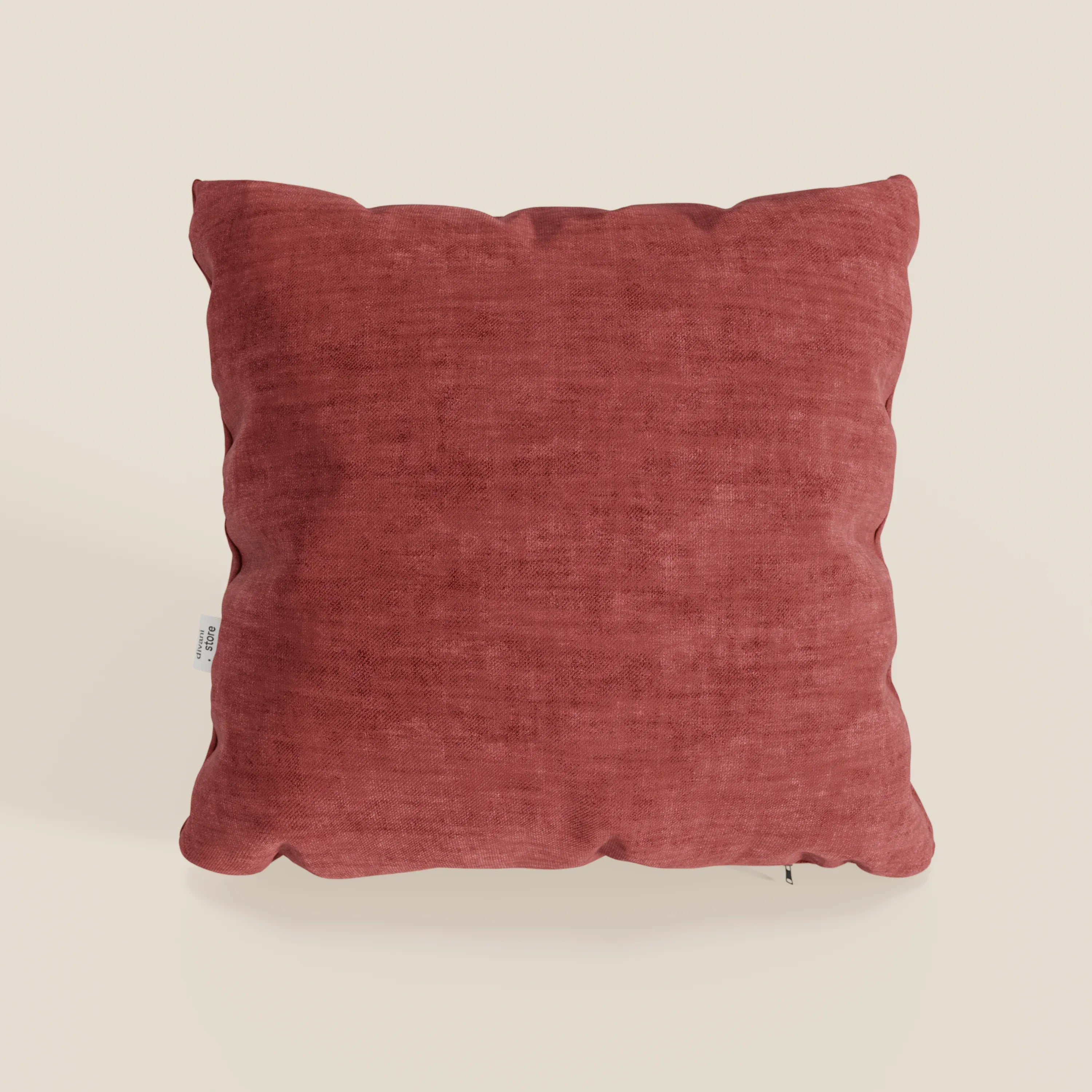 Il cuscino Sofia di divitt.sbs, presentato in rosso con forma quadrata e tessuto Easy Clean T35 in velluto, presenta bordi leggermente irregolari e una piccola etichetta bianca, su uno sfondo chiaro.