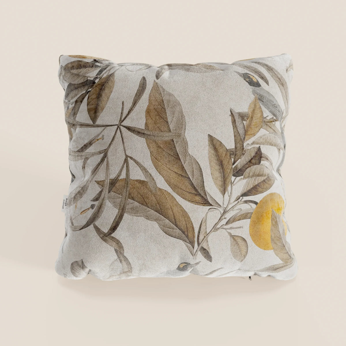L'elegante collezione di cuscini a fantasia Lemon in velluto impermeabile beige di divitt.sbs è caratterizzata da un design quadrato con stampe botaniche marroni e gialle, che aggiungono un tocco elegante e terroso al vostro spazio, pur rimanendo eleganti e pratici.