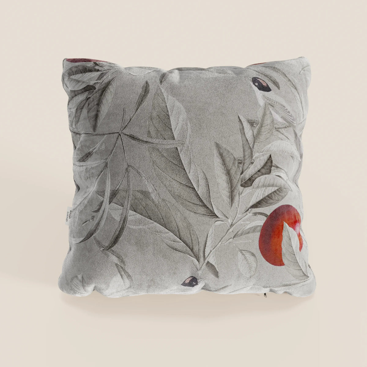Lemon elegante collezione di cuscini a fantasia in velluto impermeabile grigio di divitt.sbs è un cuscino quadrato di colore grigio chiaro con stampe di foglie e frutta sovrapposte, che unisce l'eleganza decorativa al tessuto di velluto impermeabile.