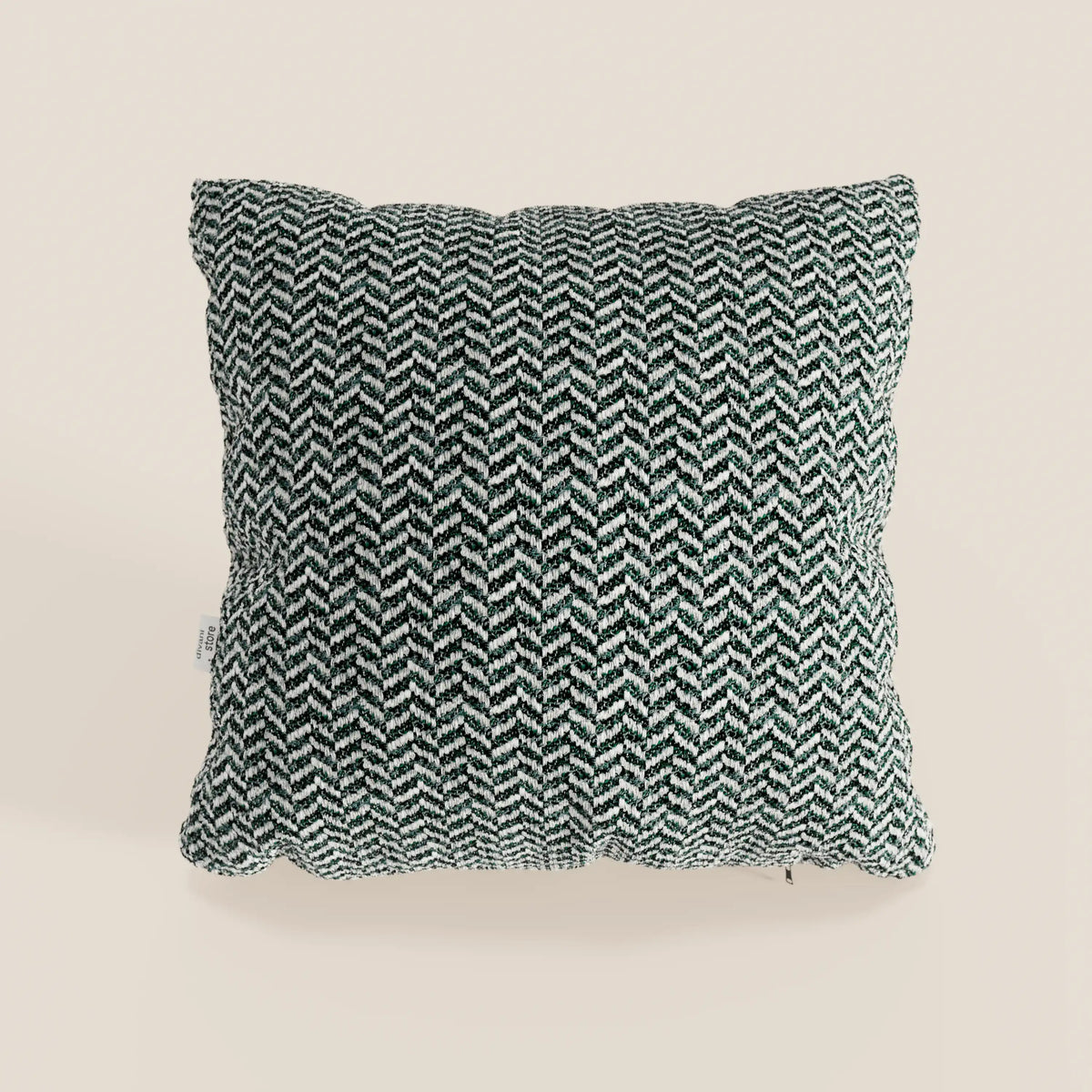 Il cuscino Sorrento 45x45 in lino di divitt.sbs è un morbido cuscino quadrato lavabile in lavatrice, caratterizzato da un motivo a zigzag a chevron bianco e nero, eleganti bordi arrotondati e uno sfondo beige chiaro che gli conferisce un'eleganza naturale.