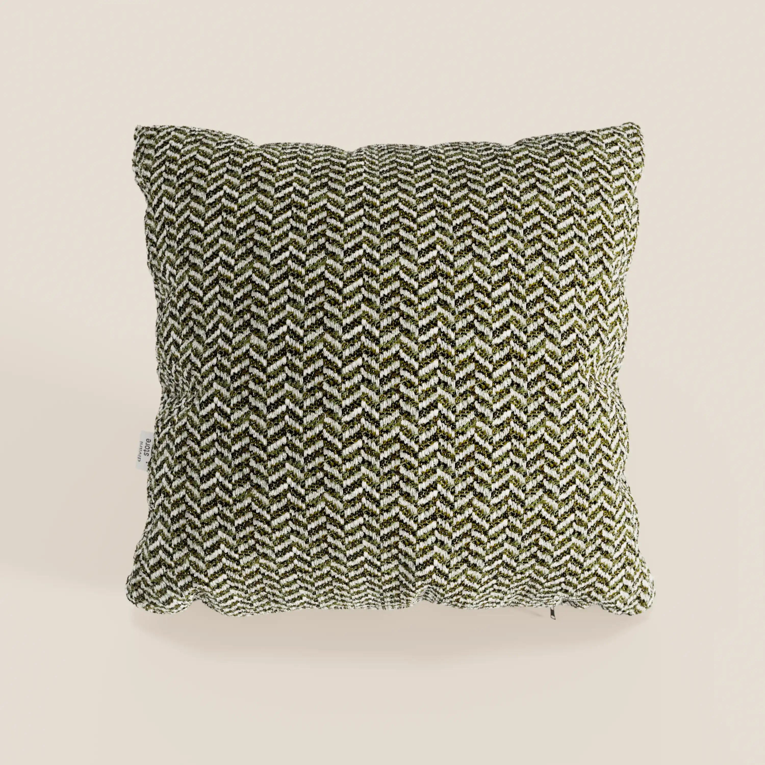 Il cuscino Sorrento 45x45 in lino di divitt.sbs presenta un motivo a zig-zag bianco e nero, intrecciato e in rilievo, ispirato ai classici cuscini Nautilus, su uno sfondo beige chiaro che gli conferisce un’eleganza moderna.