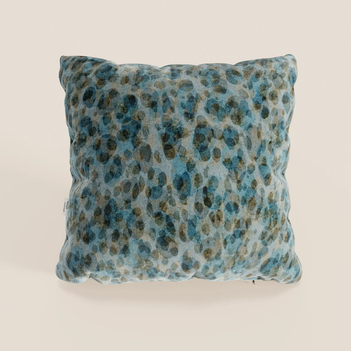 Il cuscino Brush di divitt.sbs è un cuscino decorativo quadrato di 45x45 cm in velluto verde impermeabile, disponibile in vari colori. Il suo design accogliente e abbondante aggiunge un accento di stile a qualsiasi spazio, perfetto su uno sfondo bianco sporco.