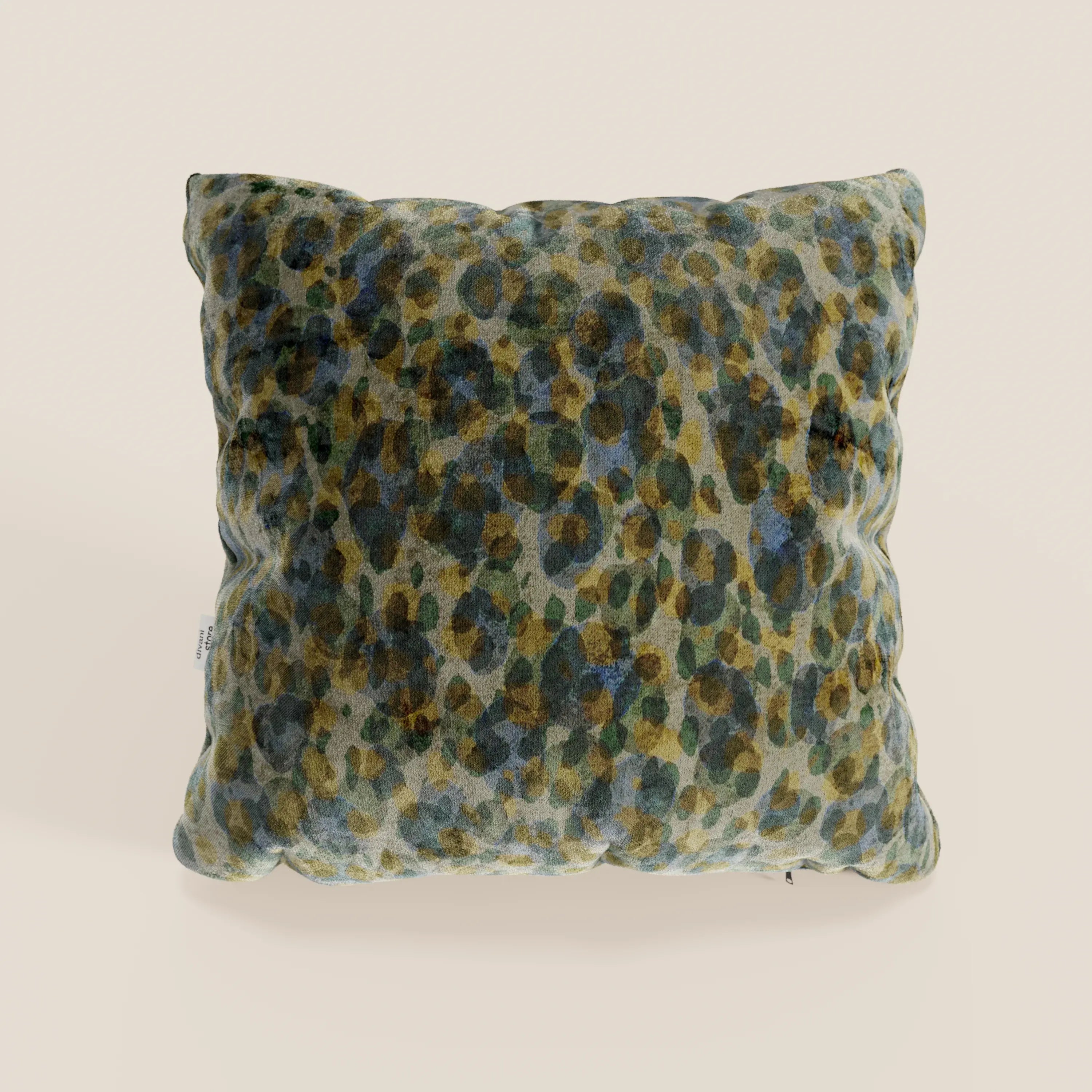 Il cuscino Brush di divitt.sbs è un cuscino decorativo quadrato di 45x45 cm, realizzato in morbido velluto verde impermeabile, disponibile in vari colori e caratterizzato da una finitura felpata e trapuntata.