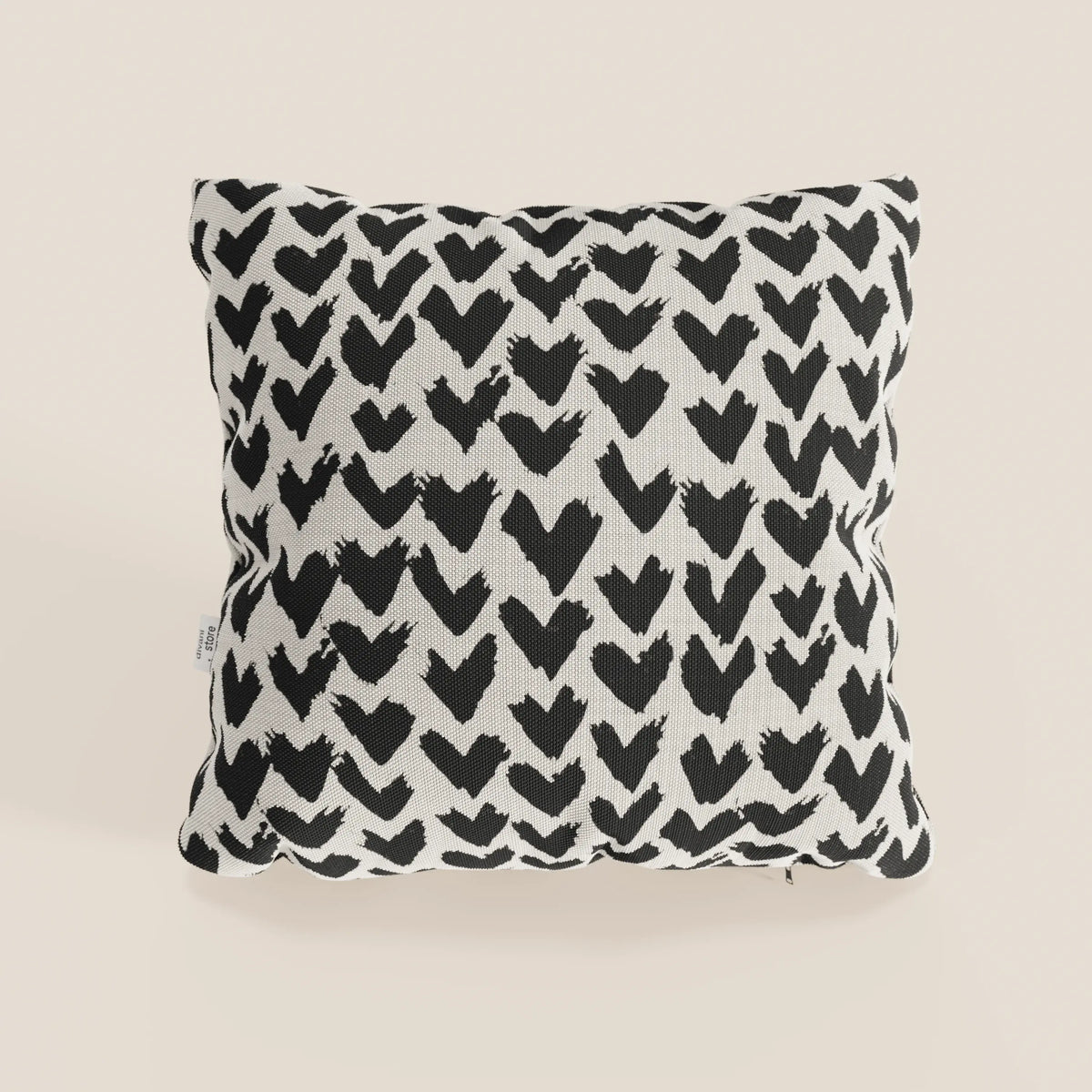 Arrow cuscini geometrici di divitt.sbs: un cuscino quadrato in tessuto idrorepellente nero, disponibile in diversi colori e dal design moderno, perfetto per aggiungere stile contemporaneo al tuo ambiente.