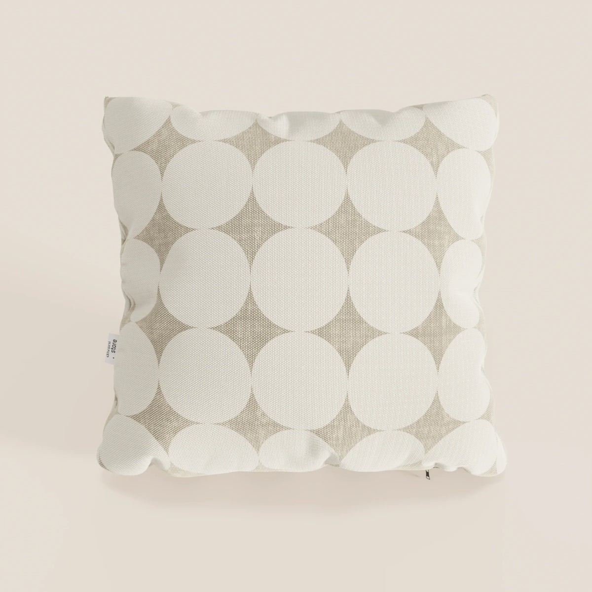 Il cuscino Dot cuscini geometrici di divitt.sbs è un cuscino quadrato in tessuto bianco idrorepellente, caratterizzato da un motivo a cerchi geometrici bianchi e beige, da sottili bordature e da una piccola etichetta laterale. Ideale tra i cuscini decorativi.