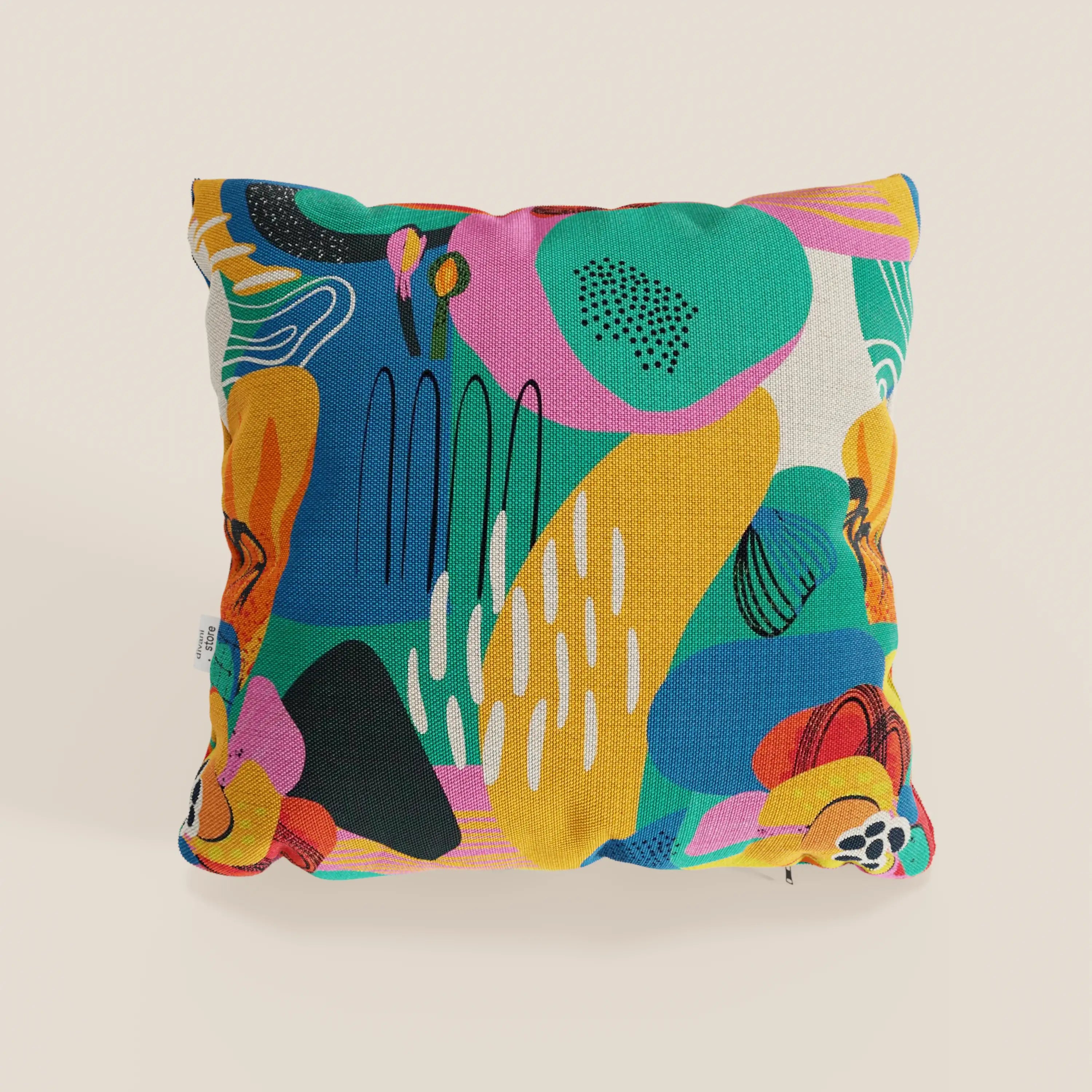 Il cuscino quadrato Joy collezione di divitt.sbs è caratterizzato da un fresco cotone giallo impermeabile con forme e punti astratti multicolore sovrapposti; lavabile in lavatrice per una facile manutenzione.