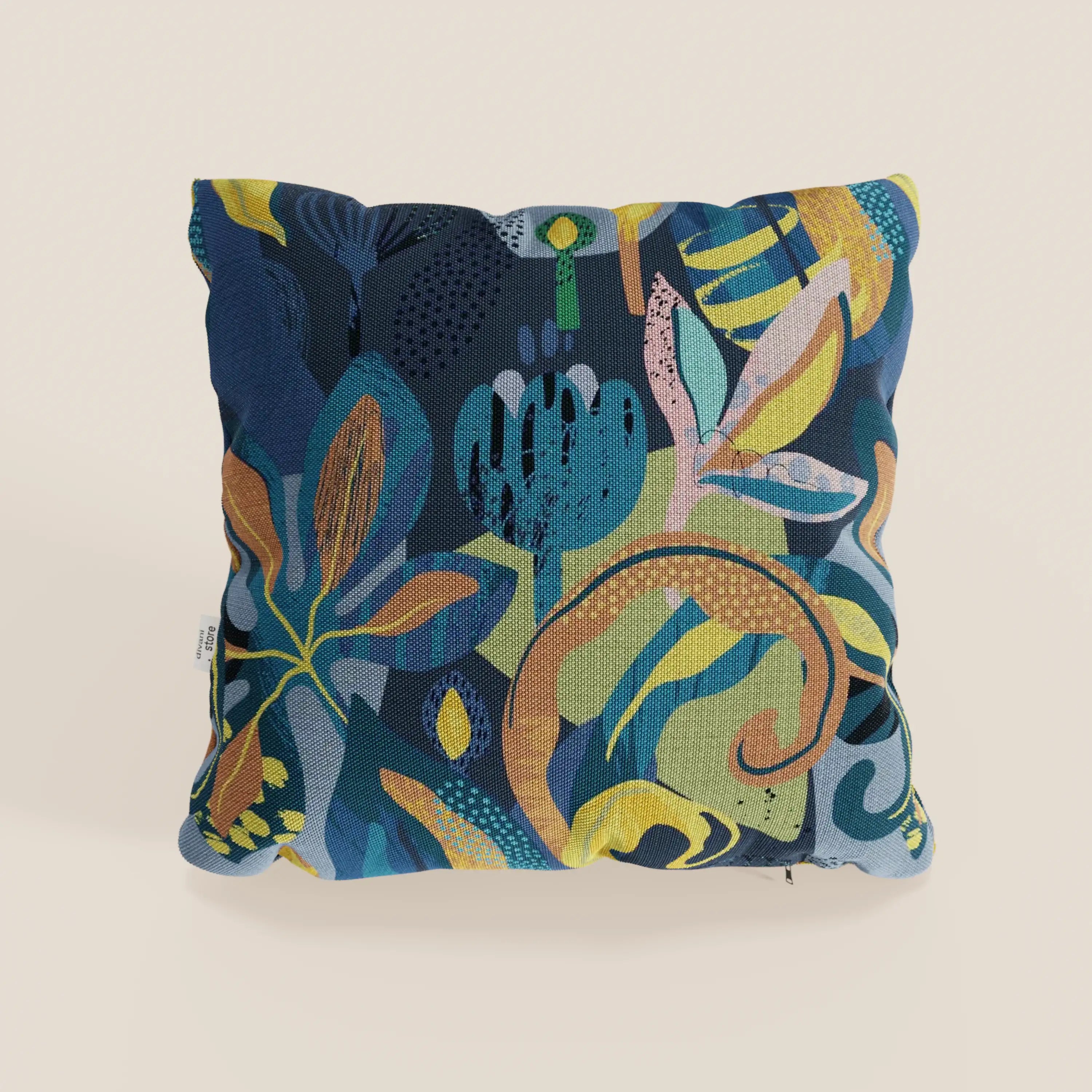 La collezione Joy cuscini di divitt.sbs presenta un cuscino quadrato e lavabile in cotone impermeabile blu con un vivace motivo botanico astratto, perfetto per aggiungere decorazioni colorate a spazi neutri.