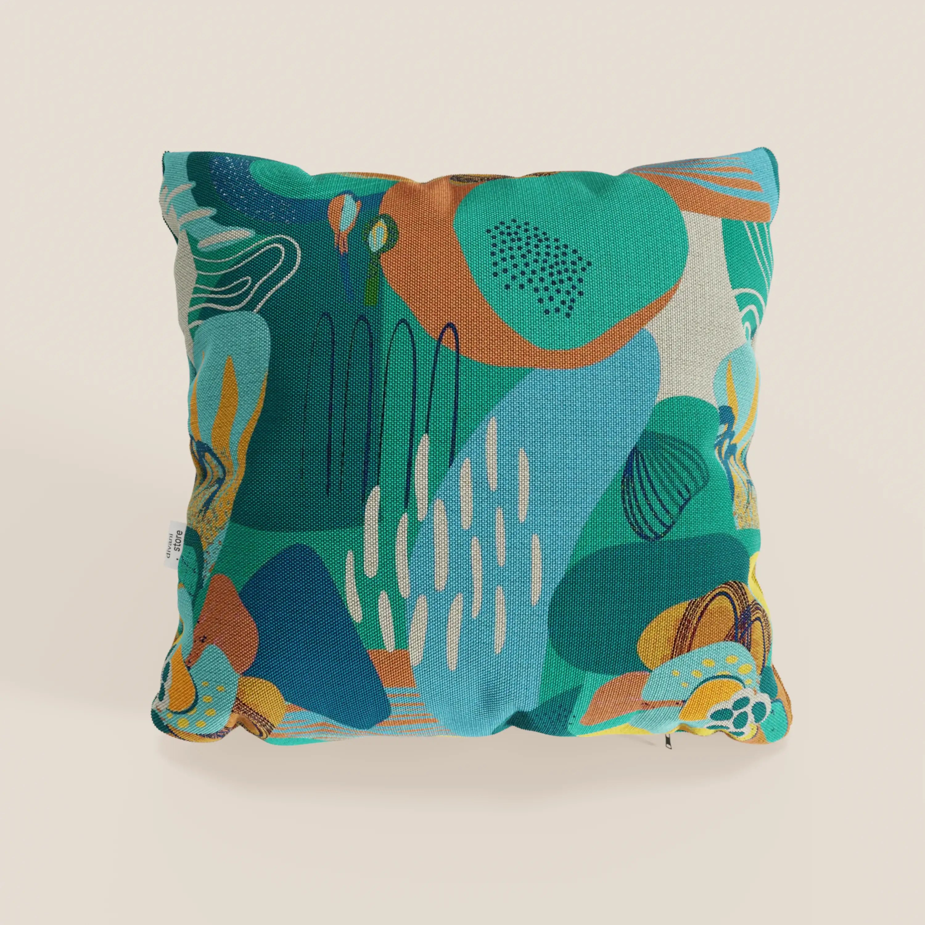 Il cuscino Joy collezione cuscino di divitt.sbs è un cuscino quadrato, lavabile in lavatrice, in fresco cotone impermeabile con motivi astratti multicolore - verde, turchese, arancione e oro - su una resistente fodera color crema chiaro.
