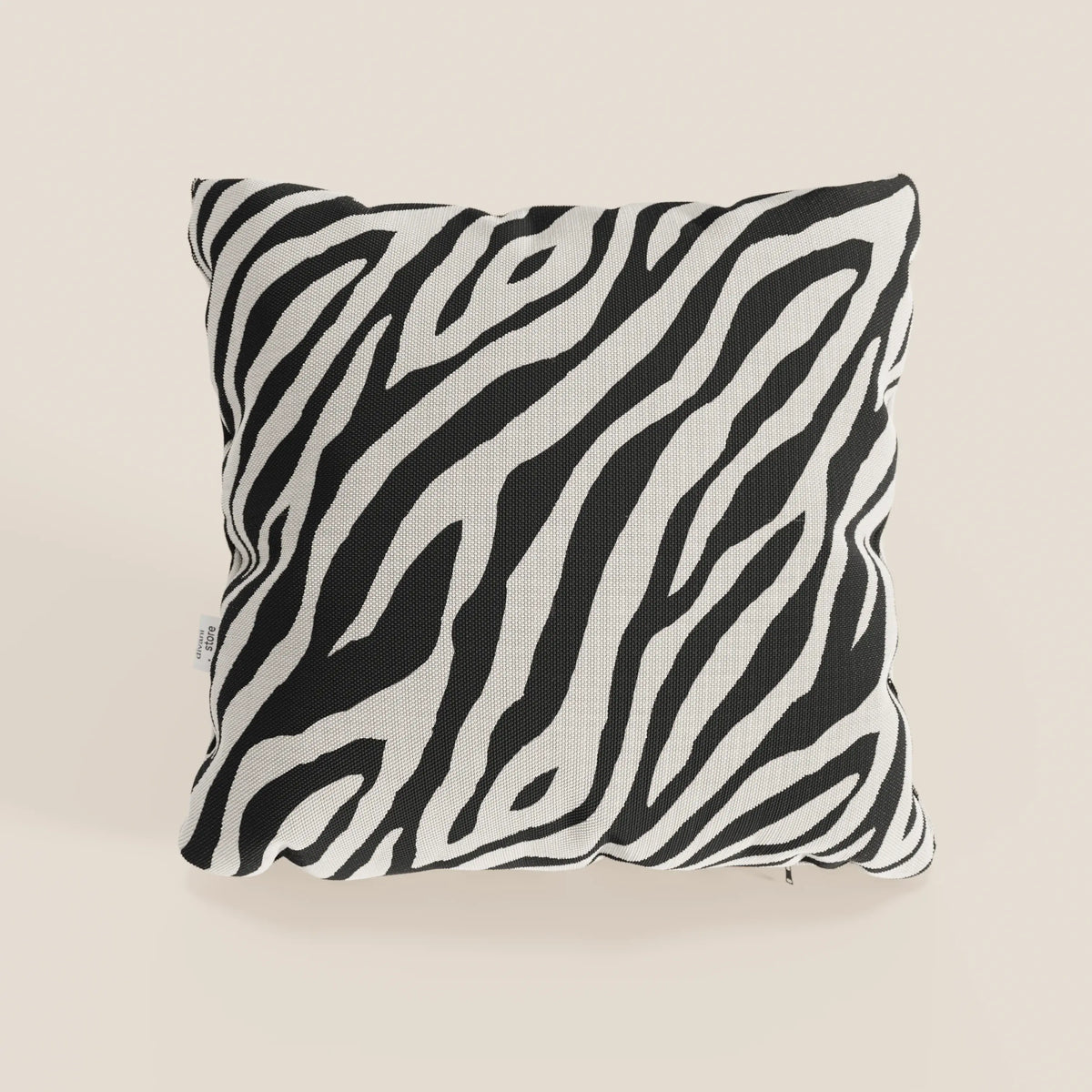 Il cuscino Stripe geometrici di divitt.sbs è un cuscino quadrato e abbondante in tessuto idrorepellente a righe bianche e nere, con angoli arrotondati e un'etichetta laterale visibile. Disponibile in diversi colori, tra cui il nero.