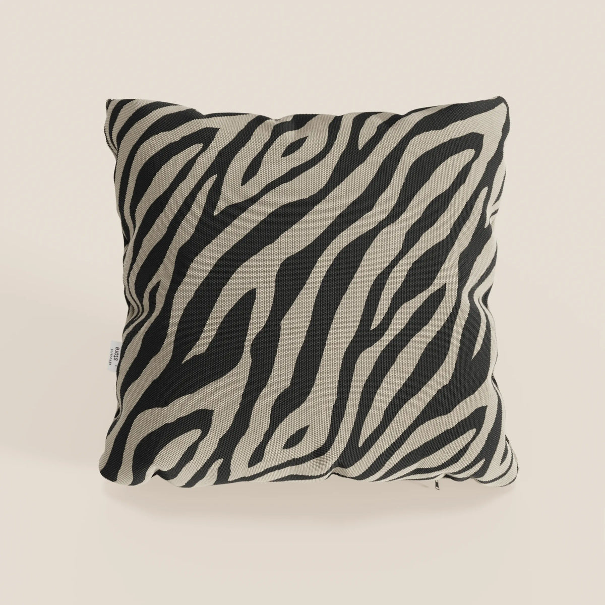 Il cuscino Stripe geometrici di divitt.sbs è un cuscino quadrato 45x45 in tessuto idrorepellente, caratterizzato da audaci strisce geometriche in tonalità tortora, un morbido sfondo crema e una piccola etichetta in tessuto, perfetto per un arredamento di stile.