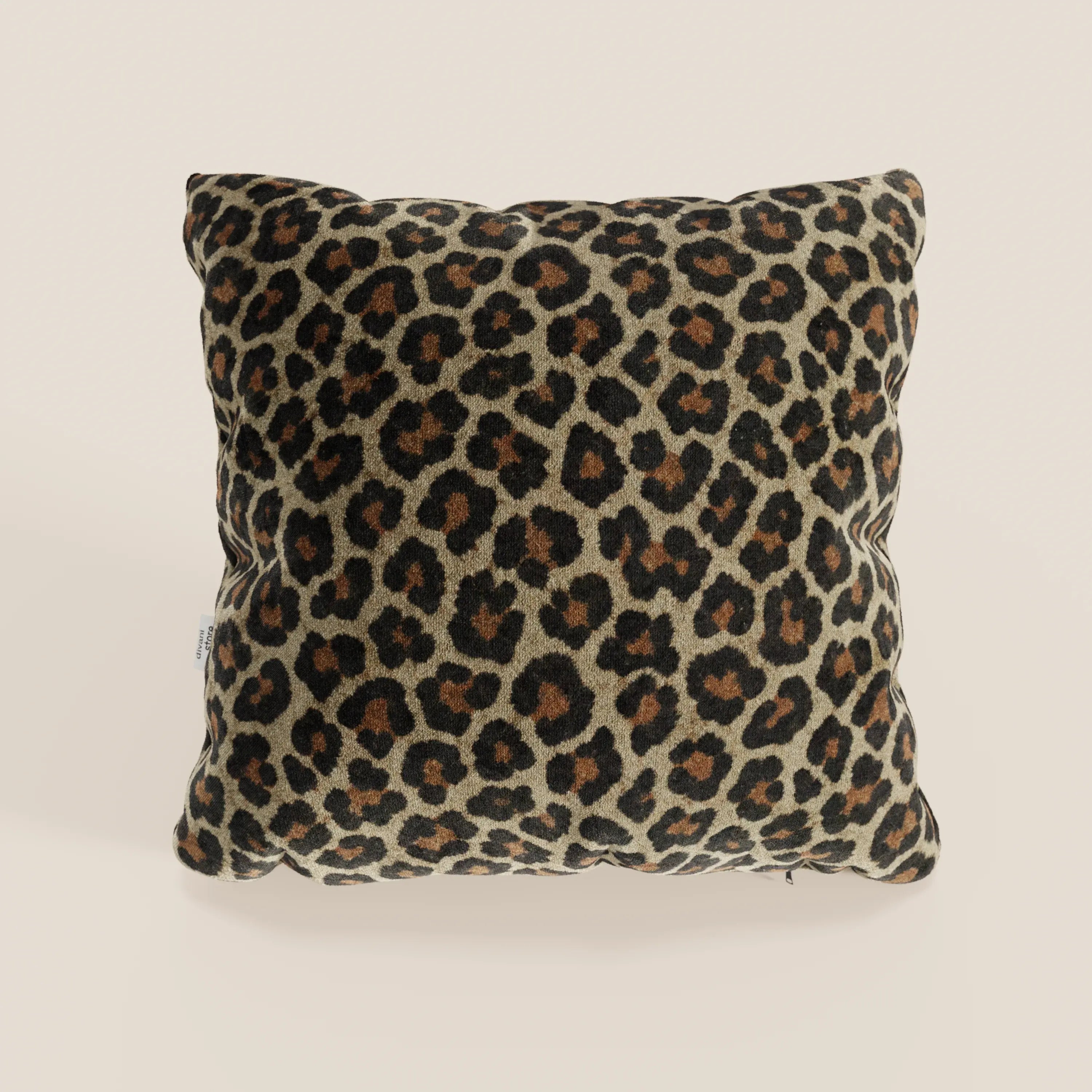 Il cuscino Wild della collezione Wild di divitt.sbs è un cuscino quadrato a stampa leopardata in microfibra impermeabile con macchie nere e marroni su sfondo marrone, raffigurato su uno sfondo chiaro.
