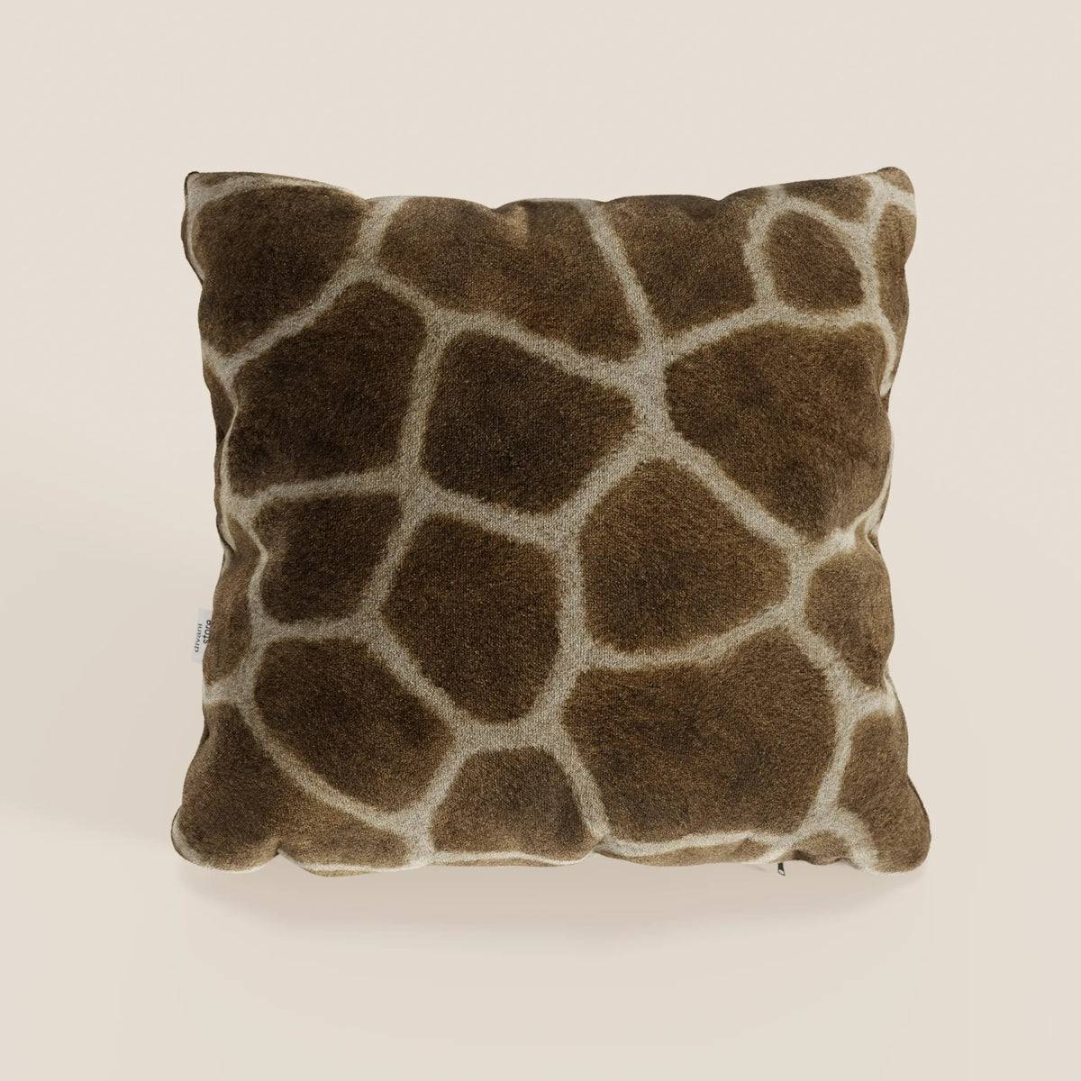 Il cuscino Wild della collezione Wild di divitt.sbs è un cuscino quadrato in microfibra impermeabile con stampa di giraffe marroni e beige, una morbida texture pelosa, angoli leggermente arrotondati ed è lavabile in lavatrice per una facile manutenzione.