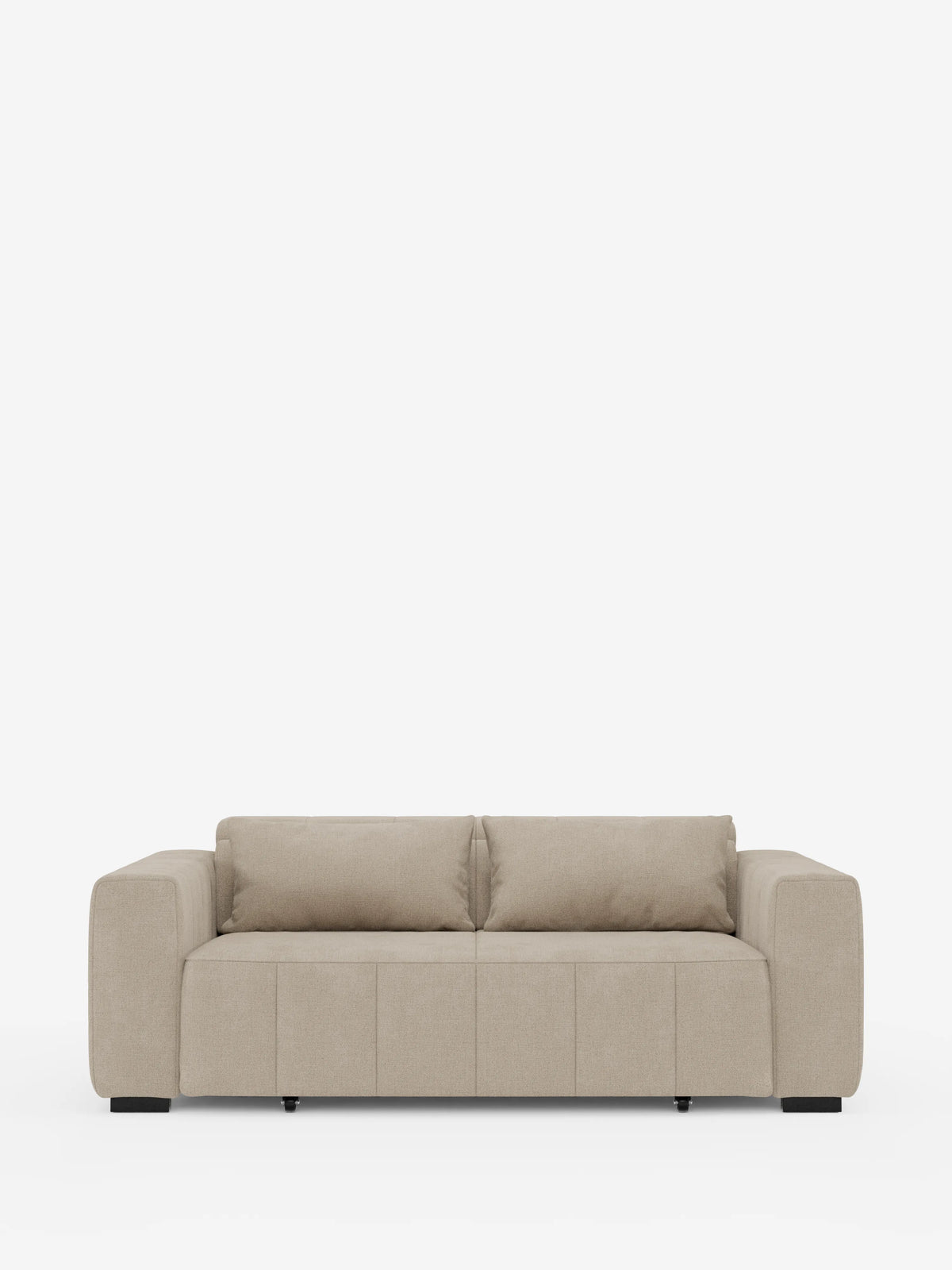 Un divano a 3 posti in stile dorico moderno, color beige, con sedute allungabili tramite meccanismo relax elettrico di divitt.sbs, caratterizzato da ampi braccioli, cuscini di seduta trapuntati a quadrati, due cuscini dello schienale, gambe corte nere e un poggiatesta reclinabile in tessuto T23 smacchiabile, è posizionato al centro su uno sfondo bianco a tinta unita.
