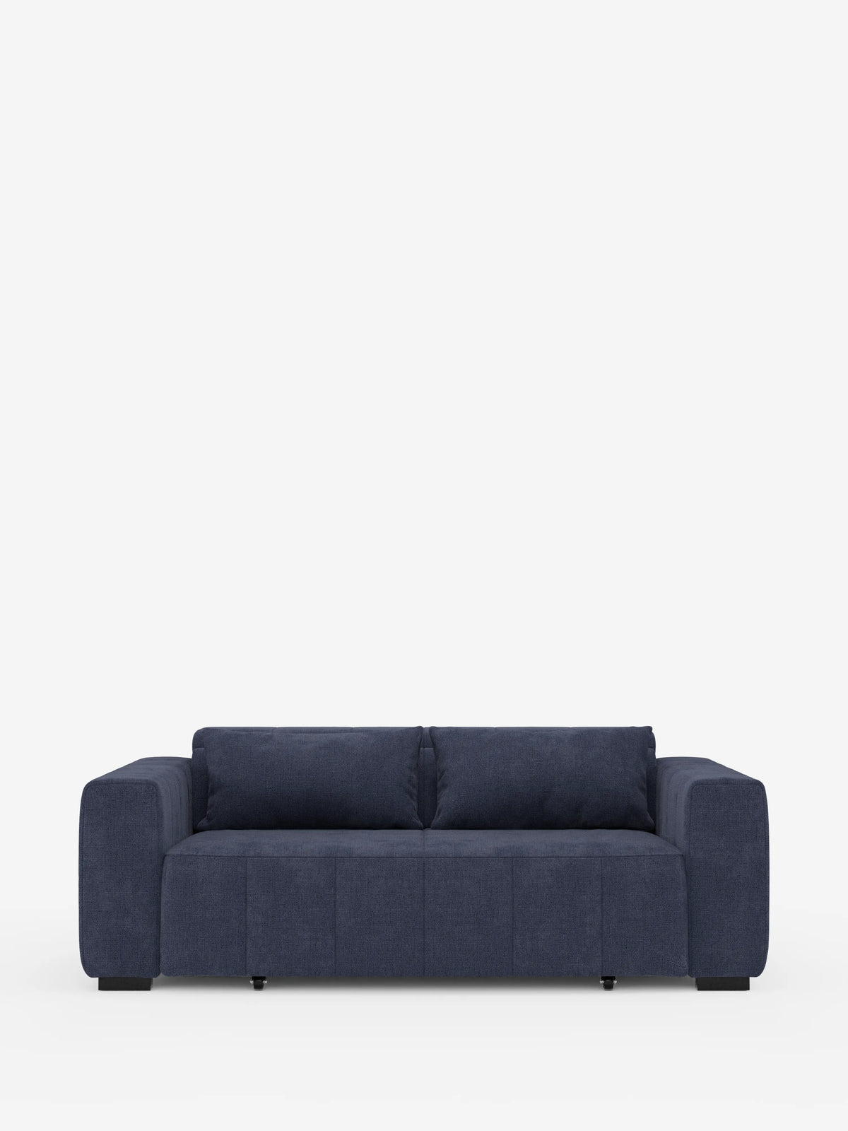 Un divano a 3 posti in stile dorico contemporaneo con sedute allungabili tramite meccanismo relax elettrico di divitt.sbs, rivestito in tessuto T23 blu scuro antimacchia. Questo divano moderno presenta una silhouette squadrata con ampi braccioli, uno schienale basso con poggiatesta reclinabili ed è incorniciato da uno sfondo bianco a tinta unita. Dotato di due cuscini di seduta e due cuscini schienale abbinati, unisce uno stile elegante a un comfort superiore grazie alle sedute allungabili elettricamente.