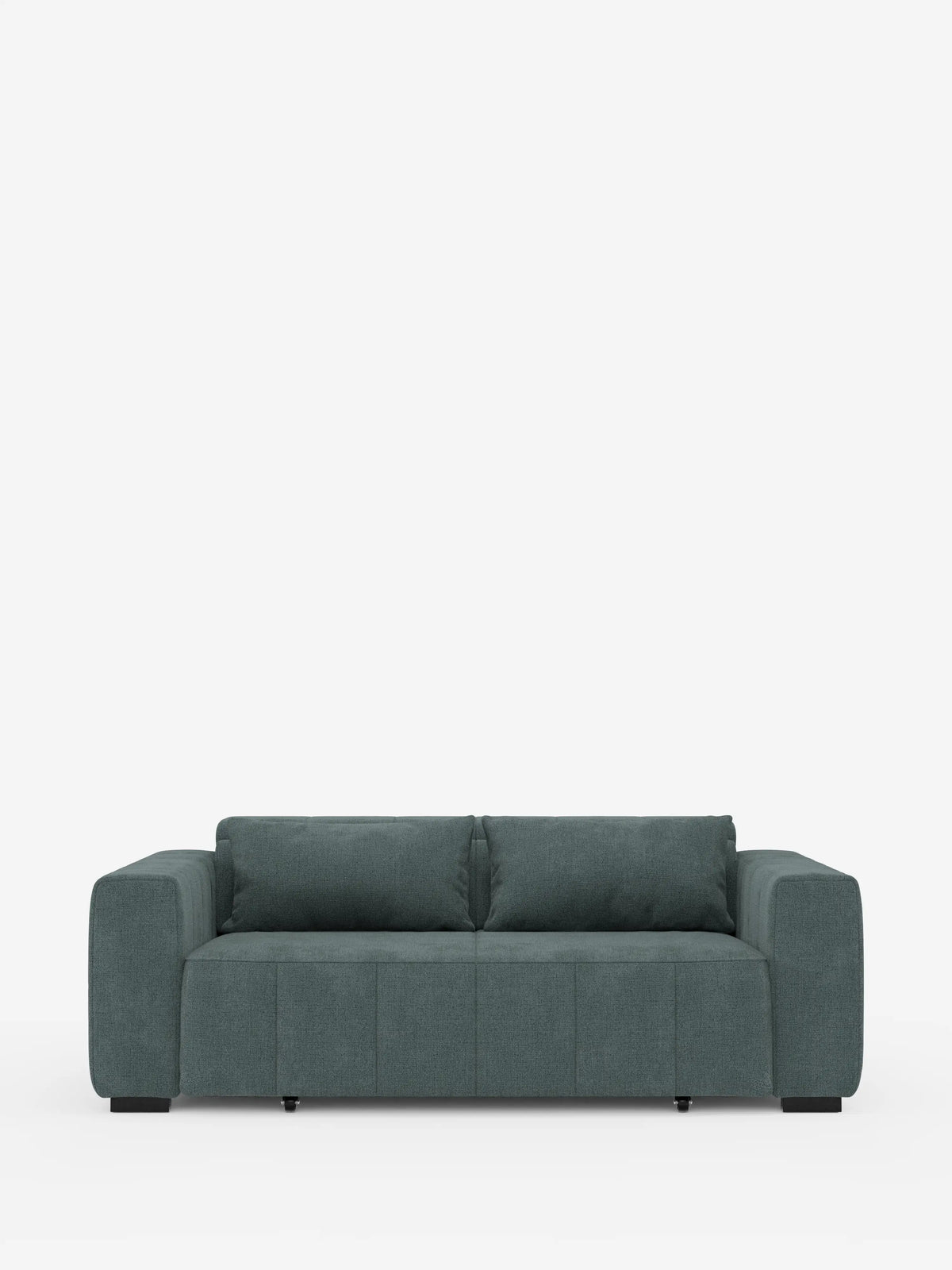 Un divano a 3 posti Doric in tessuto verde acqua scuro in stile contemporaneo, con sedute allungabili tramite meccanismo relax elettrico di divitt.sbs, caratterizzato da ampi braccioli e due cuscini schienali, poggia su gambe nere su uno sfondo bianco a tinta unita. Questo divano sfoderabile vanta una silhouette squadrata e minimalista con un profilo basso, un rivestimento T23 antimacchia e è dotato di sedute allungabili elettricamente e poggiatesta regolabili.