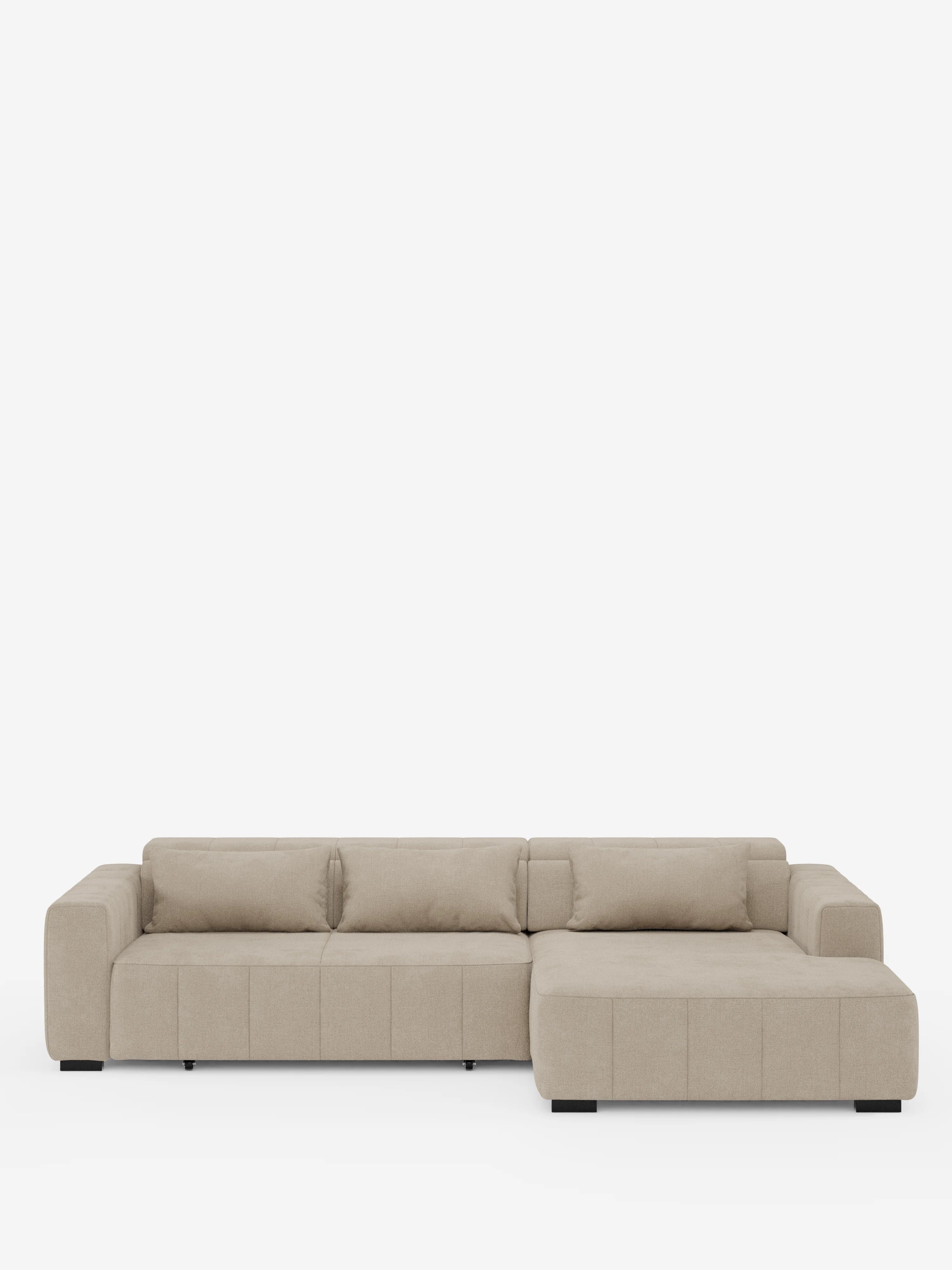 Il divano angolare Doric con penisola e sedute allungabili con relax elettrico di divitt.sbs è un moderno divano componibile beige caratterizzato da braccioli e schienali ampi e dal profilo ribassato. Il lato destro include una chaise longue allungata per il relax, mentre il design minimalista — con cuciture discrete — poggia su bassi piedini neri a blocco. I poggiatesta reclinabili e il tessuto T23 resistente alle macchie completano questo elegante complemento d’arredo su uno sfondo bianco a tinta unita.