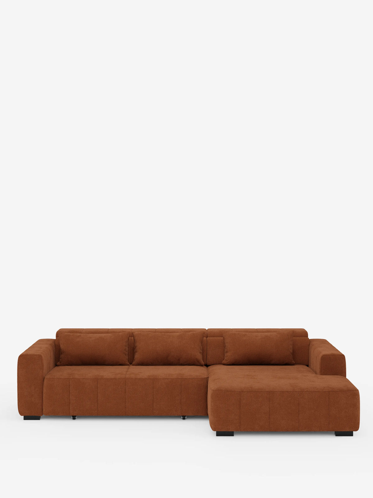 Un ampio e moderno divano angolare Doric con penisola e sedute allungabili con funzione relax elettrica di divitt.sbs, caratterizzato da una chaise longue rivolta a destra rivestita in tessuto T23 marrone intenso e resistente alle macchie. Questo divano presenta linee pulite, schienali bassi con poggiatesta regolabili, ampi braccioli e cuciture a vista, il tutto su uno sfondo bianco a tinta unita.