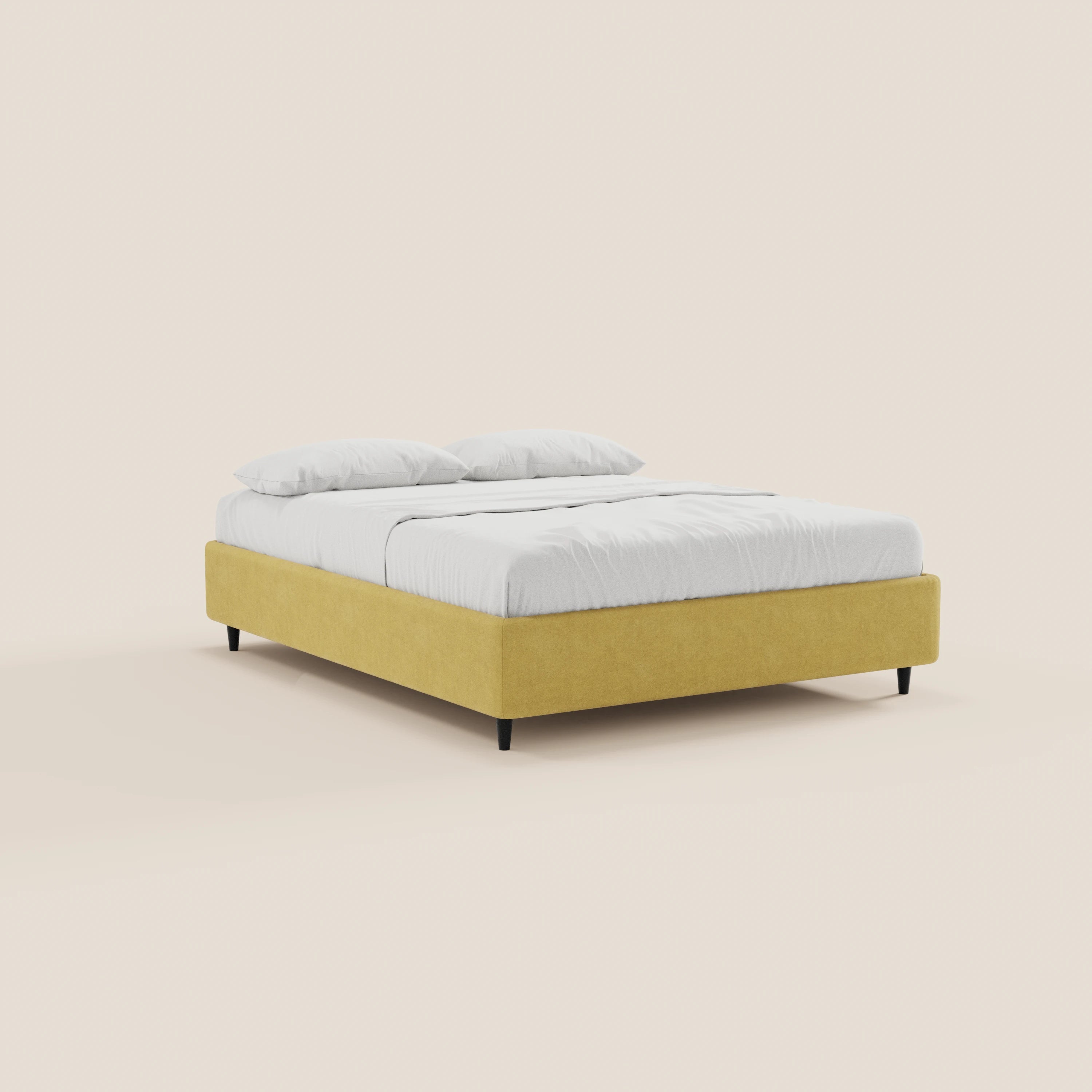 Il letto sommier imbottito ERON di Letti.store presenta una base in tessuto impermeabile certificato Oeko-Tex di colore giallo senape con gambe nere. Abbinato a biancheria da letto e cuscini bianchi, risalta su uno sfondo beige a tinta unita, creando un look pulito e minimalista.