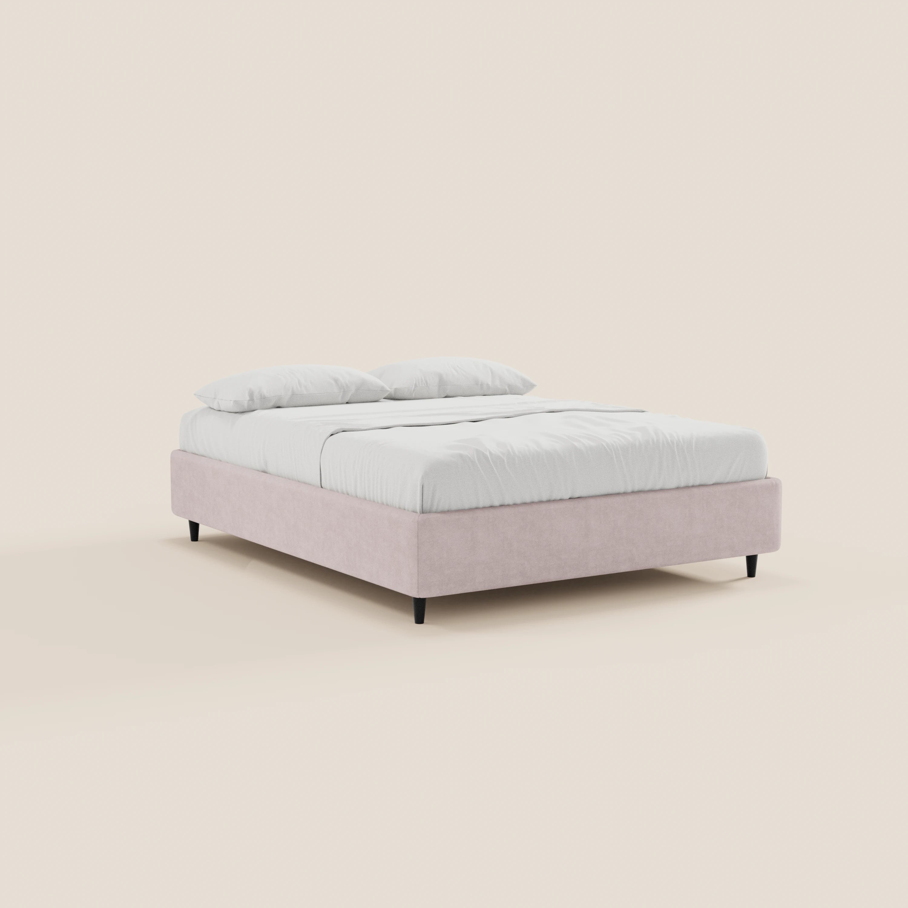 Il letto sommier imbottito ERON di Letti.store presenta una base in tessuto impermeabile Oeko-Tex rosa chiaro, un vano portaoggetti, biancheria da letto bianca, due cuscini bianchi, gambe corte nere e un design moderno e minimalista su uno sfondo beige chiaro.