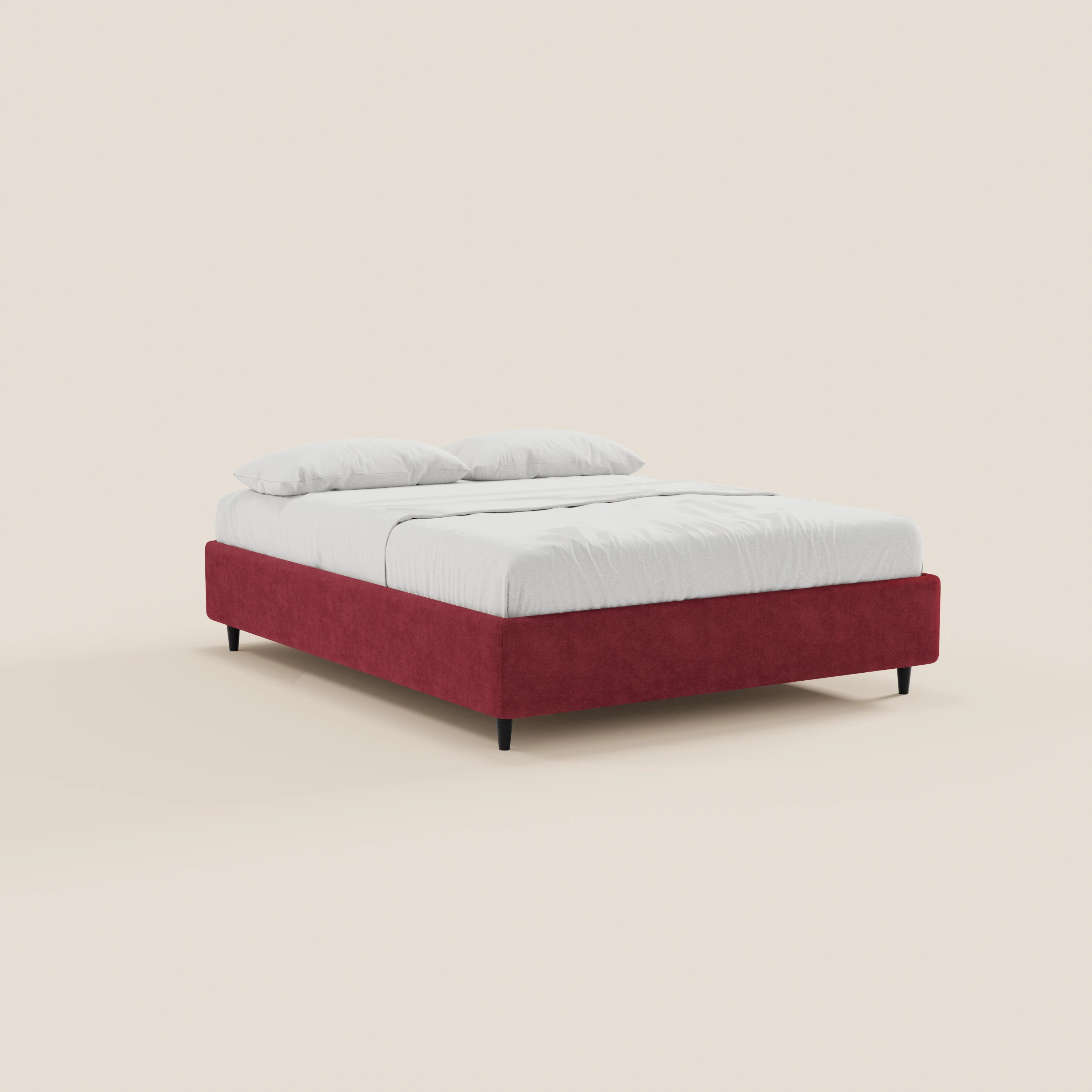 Il letto sommier imbottito ERON di Letti.store presenta una struttura a basso profilo in tessuto rosso impermeabile certificato Oeko-Tex, gambe nere, biancheria da letto bianca e due cuscini. Uno sfondo chiaro e sobrio ne esalta l’eleganza pulita e minimalista.