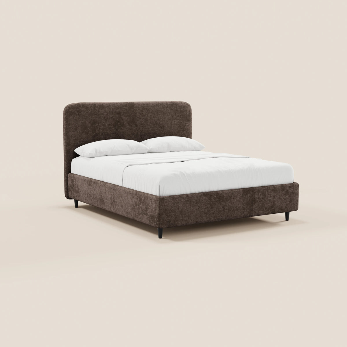 Il letto imbottito KAELOS minimal di Letti.store presenta una struttura in morbida ciniglia marrone scuro, una testiera arrotondata e imbottita, gambe alte nere, un vano contenitore e biancheria da letto bianca con due cuscini, il tutto su uno sfondo beige chiaro.
