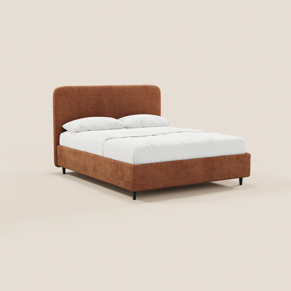 Il letto imbottito KAELOS minimal di Letti.store presenta una struttura rivestita in ciniglia color ruggine, una testiera arrotondata, biancheria da letto bianca con due cuscini, gambe alte nere ed è raffigurato su uno sfondo beige chiaro a tinta unita.