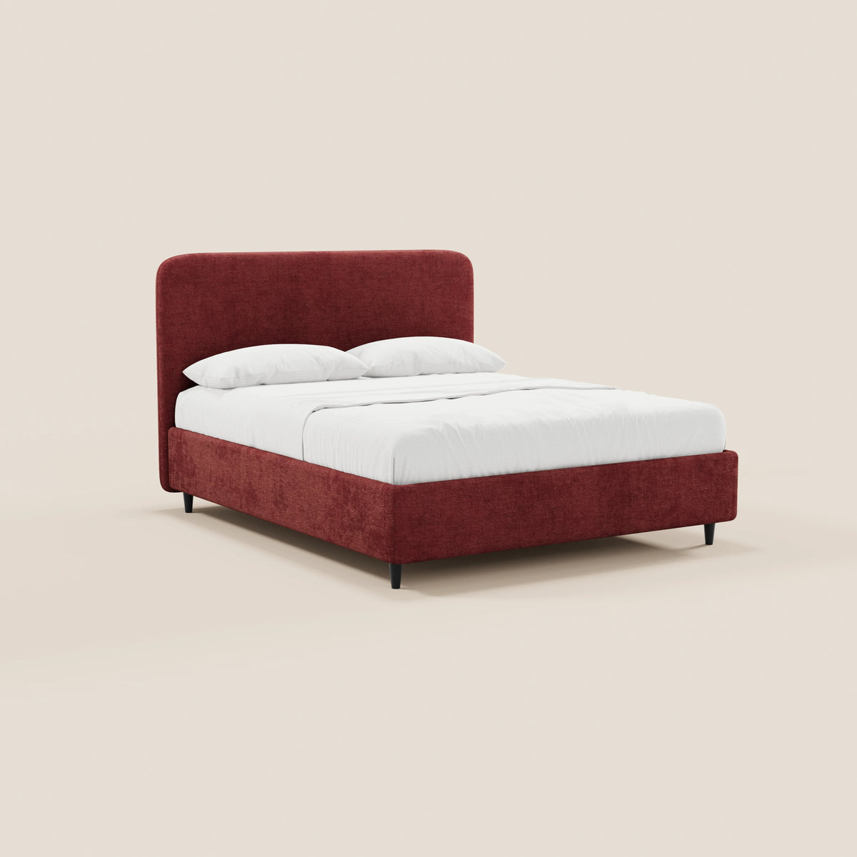 Il letto imbottito KAELOS minimal di Letti.store presenta una struttura rivestita in ciniglia rosso scuro con testiera arcuata, gambe alte nere e un vano contenitore. Nella foto è raffigurato con biancheria da letto bianca e due cuscini su uno sfondo beige chiaro.