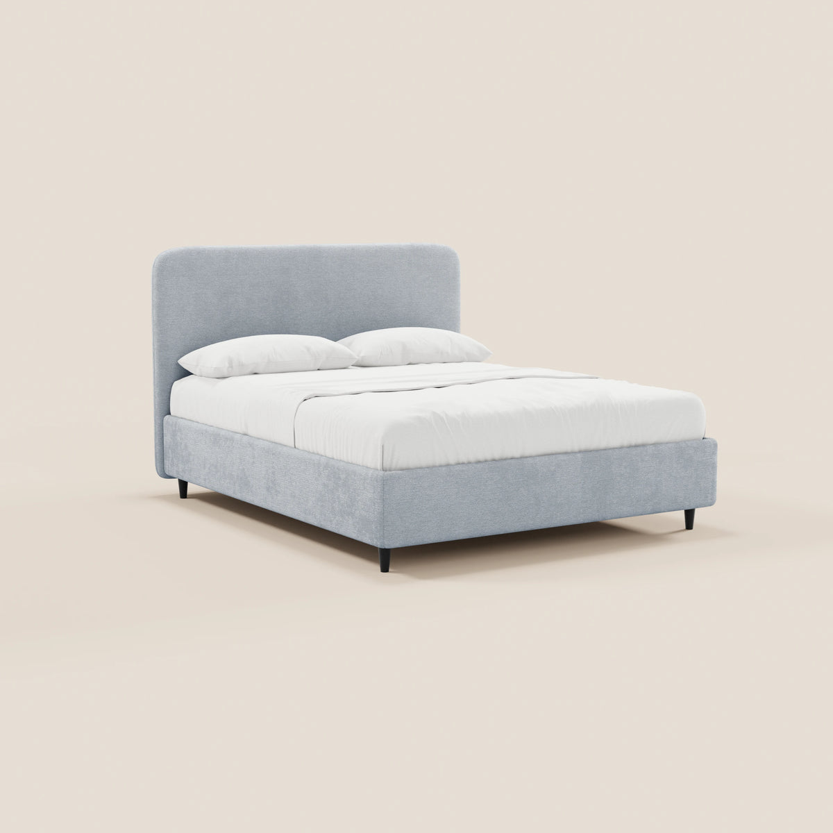 Il letto imbottito KAELOS minimal di Letti.store presenta una testiera arrotondata in ciniglia, gambe alte nere, una base contenitiva e un rivestimento grigio chiaro con biancheria da letto bianca e due cuscini, il tutto su uno sfondo beige che conferisce al letto un aspetto elegante.