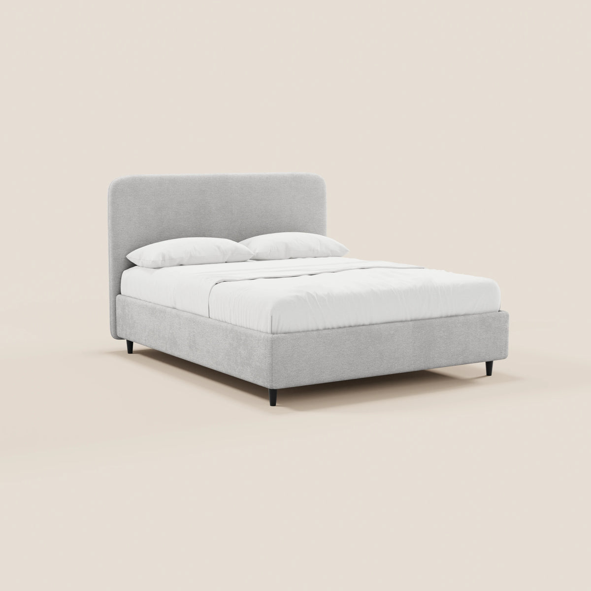 Il letto imbottito KAELOS in stile minimal di Letti.store è caratterizzato da un tessuto in ciniglia grigio chiaro, gambe alte e una testiera arrotondata. Il suo design minimalista include un vano portaoggetti ed è raffigurato ben rifatto con biancheria da letto bianca su uno sfondo beige.