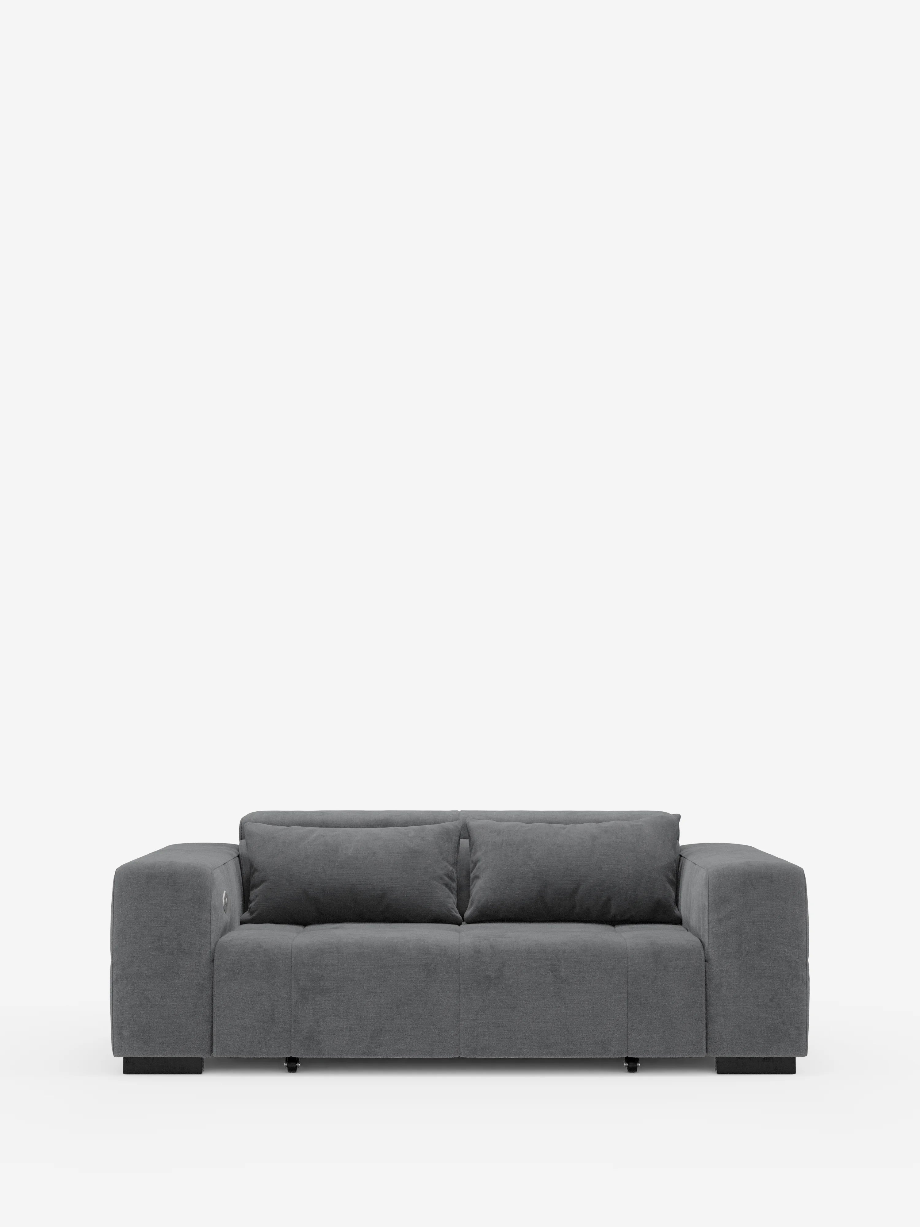 Un divano Monarch moderno, grigio scuro, con funzione relax elettrica per l’allungamento delle sedute e poggiatesta reclinabile di divitt.sbs, rivestito in morbido tessuto T31 resistente alle macchie e progettato per due posti, caratterizzato da ampi braccioli squadrati e da due cuscini dello schienale. Su uno sfondo bianco a tinta unita, questo divano contemporaneo si distingue per il profilo basso e squadrato, con robusti piedini neri visibili alla base.