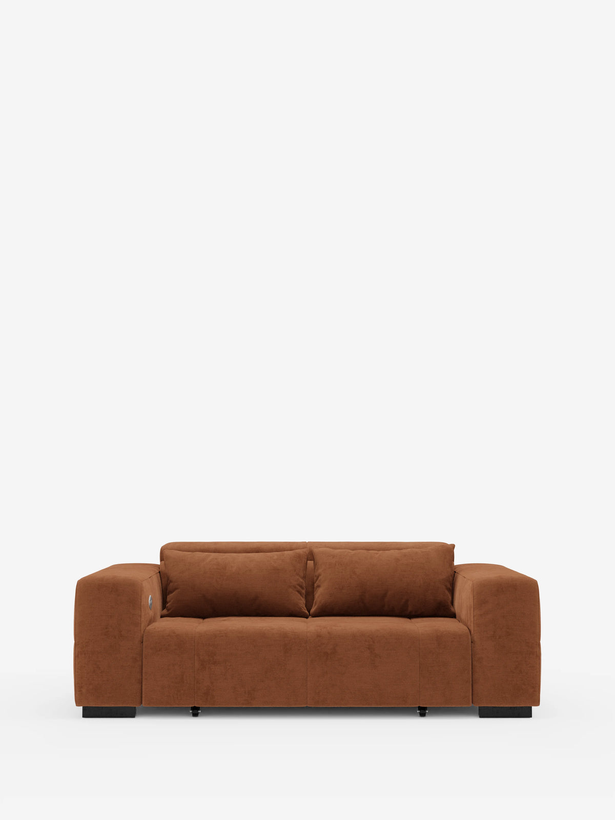 Un divano moderno di colore marrone, il Monarch Divano con Relax Elettrico di divitt.sbs, rivestito in un morbido tessuto T31 resistente alle macchie e dalla texture simile alla pelle scamosciata. Presenta ampi braccioli, piedini neri a blocco e un elegante design dal profilo ribassato con due cuscini di seduta e due cuscini dello schienale. Su uno sfondo bianco a tinta unita, questo elegante divano offre un comfort superiore grazie all’estensione elettrica della seduta e ai poggiatesta regolabili.