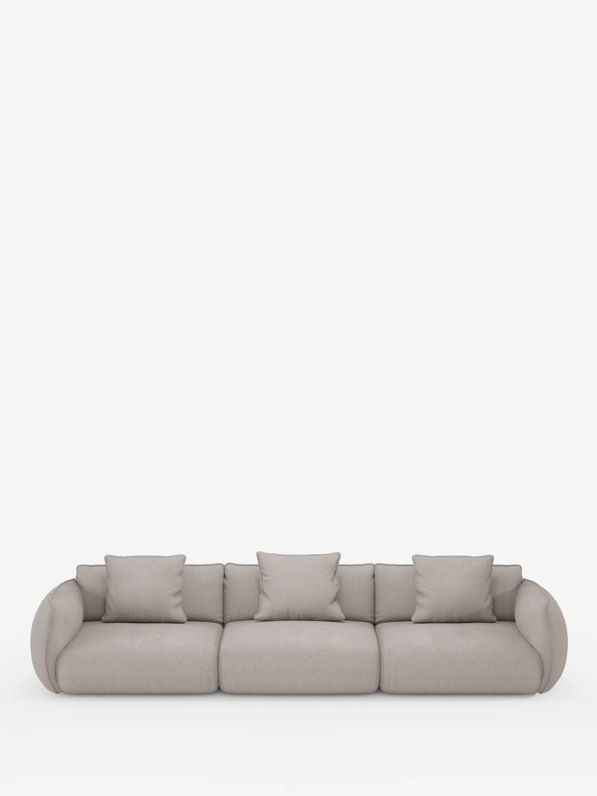 Un moderno divano modulare Nimbus a 3 posti di divitt.sbs, rivestito in tessuto T33 beige chiaro smacchiabile effetto cotone. Questo elegante divano è dotato di tre cuscini di seduta e quattro cuscini quadrati abbinati, con braccioli arrotondati e schienale basso. Si presenta su una base bianca liscia, senza gambe visibili né elementi decorativi.