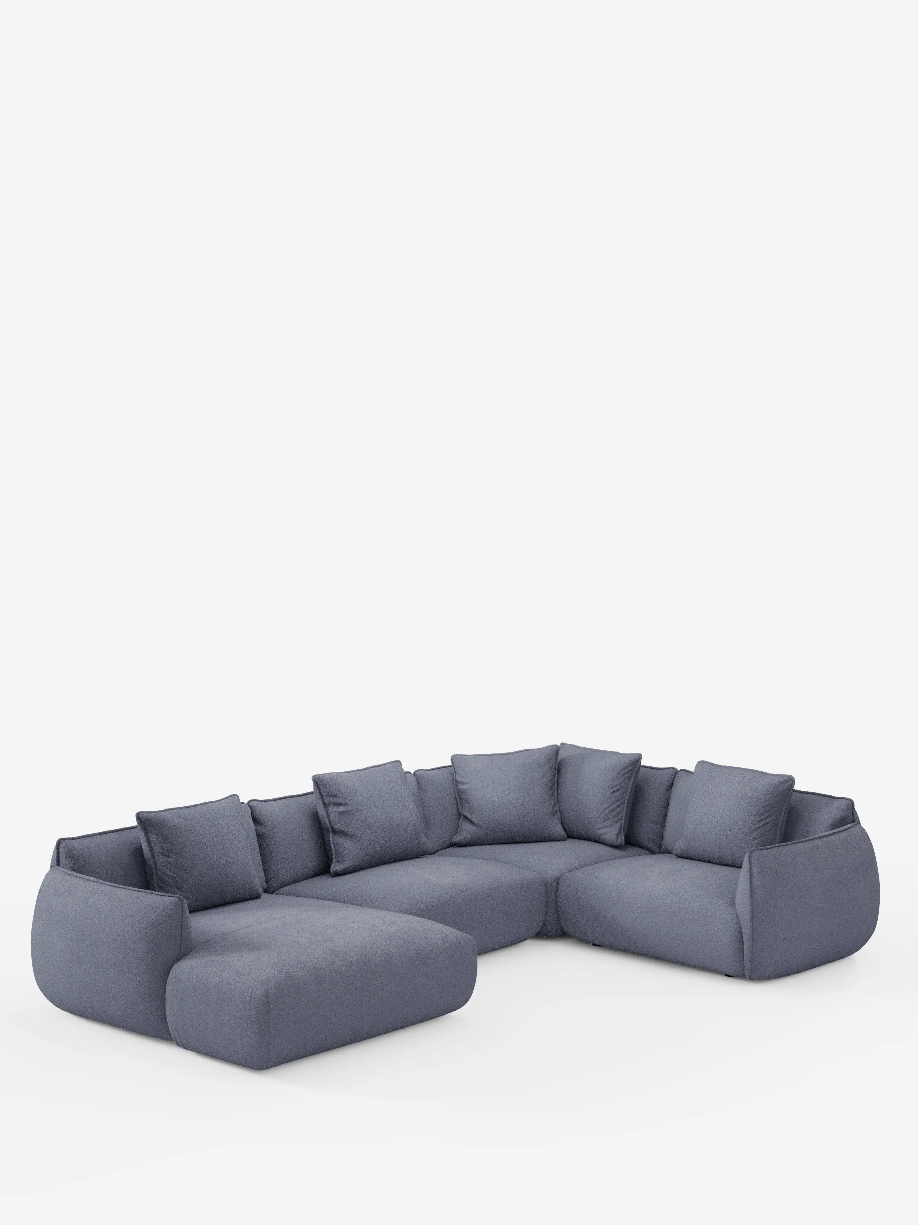 Un moderno divano angolare panoramico componibile Nimbus con penisola e angolo in tessuto smacchiabile T33 di divitt.sbs, rivestito in blu tenue con sei cuscini dello schienale sfoderabili. Questo divano componibile presenta sedute ampie e morbide, braccioli e bordi delicatamente arrotondati, il tutto su uno sfondo bianco a tinta unita.