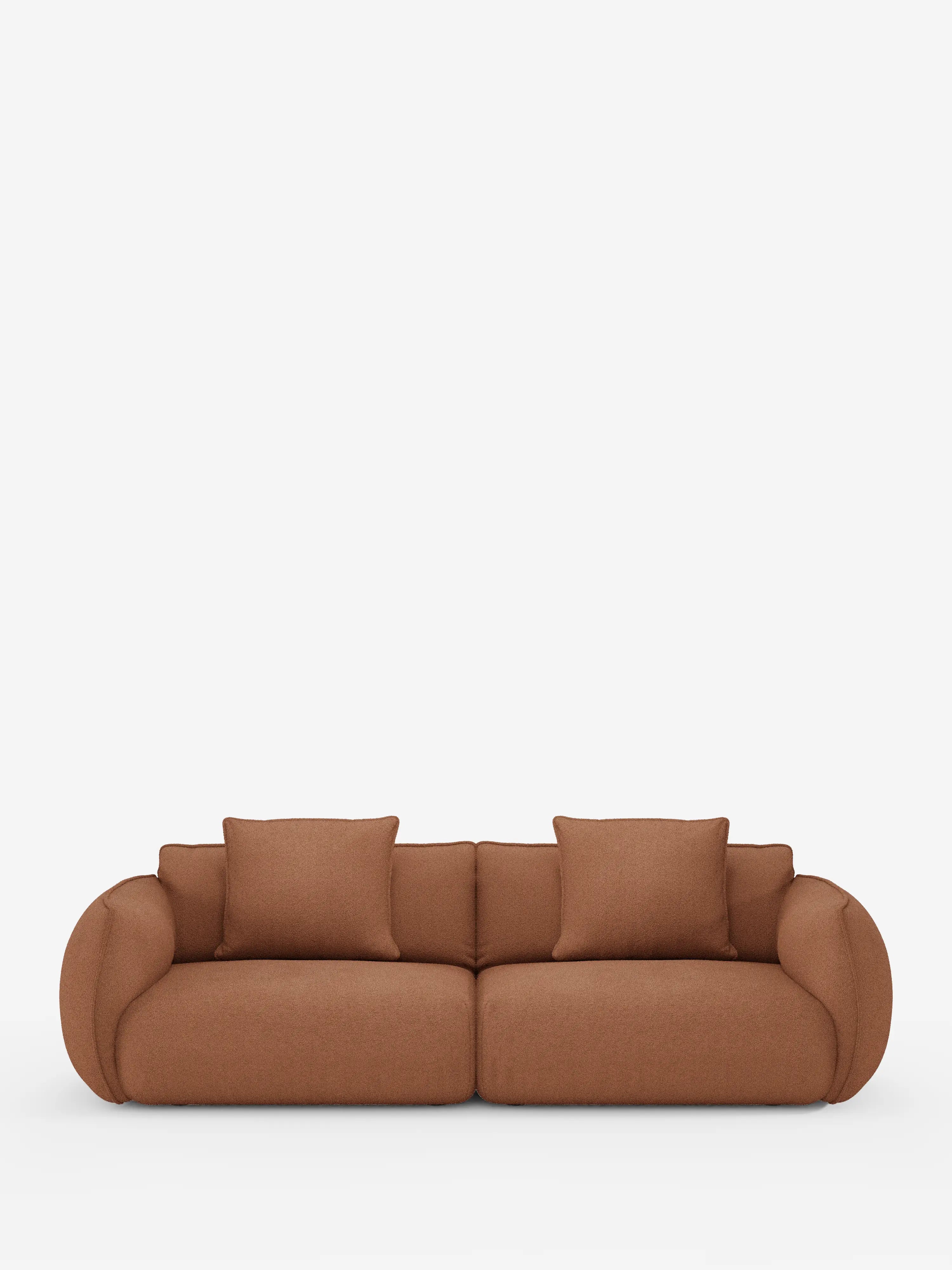Un moderno divano Nimbus a 3 posti, modulare e componibile, firmato divitt.sbs, realizzato in tessuto effetto cotone color marrone chiaro e resistente alle macchie, presenta braccioli e schienale dalle linee delicatamente arrotondate, con due cuscini di seduta e quattro cuscini quadrati per lo schienale. Il suo design raffinato, caratterizzato da morbide curve, conferisce al divano un aspetto accogliente e invitante, il tutto su uno sfondo bianco a tinta unita.
