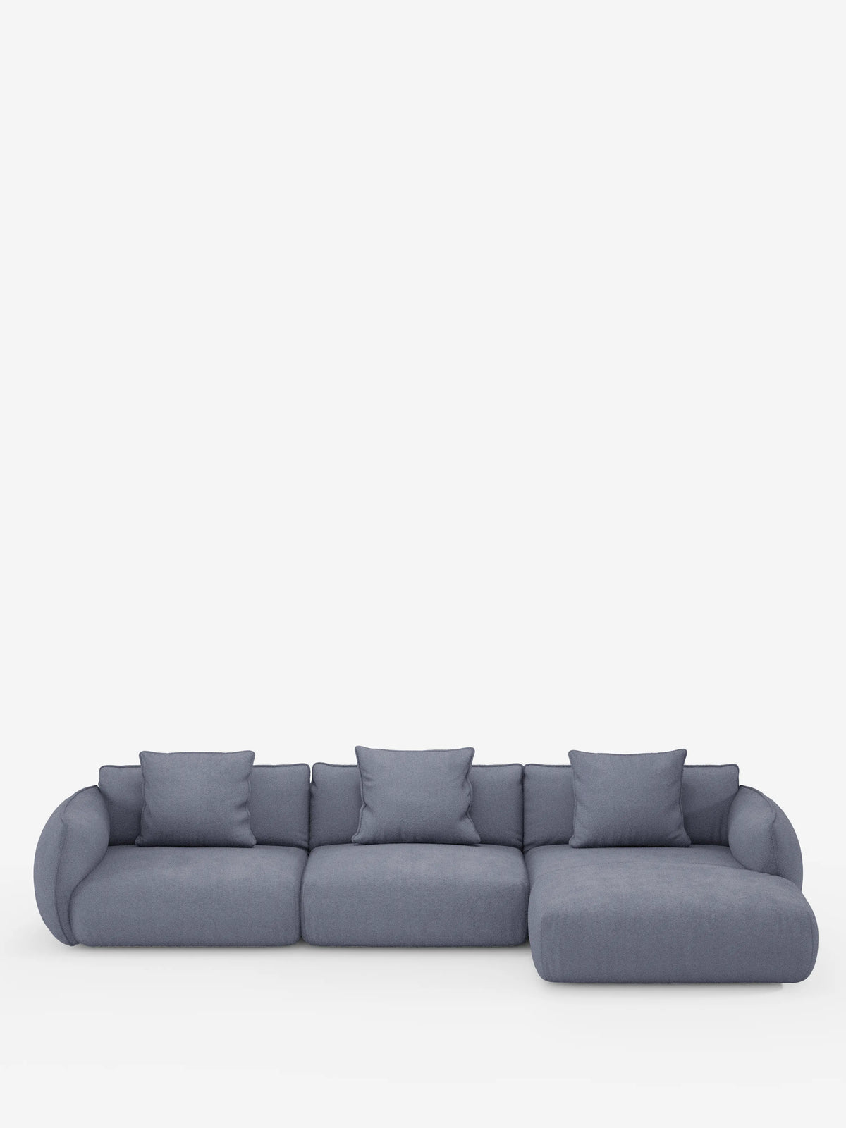 Il divano angolare con penisola componibile Nimbus in morbido tessuto effetto cotone smacchiabile T33 di divitt.sbs è un divano moderno di colore blu con braccioli e schienali morbidi e arrotondati, accompagnato da quattro cuscini quadrati blu abbinati. Dotato di tre posti standard e di una chaise longue allungata sul lato destro, questo divano contemporaneo è messo in risalto su uno sfondo bianco a tinta unita.