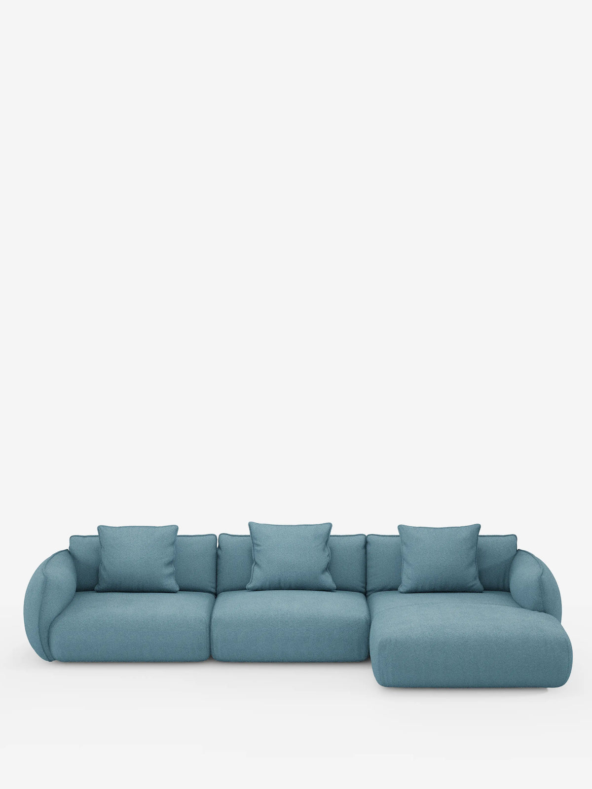 Un “Nimbus divano angolare con penisola componibile in morbido tessuto effetto cotone smacchiabile T33” di divitt.sbs, rivestito in blu, con tre posti e una chaise longue a destra, presenta braccioli arrotondati e include cinque cuscini quadrati abbinati, il tutto in primo piano su uno sfondo bianco.