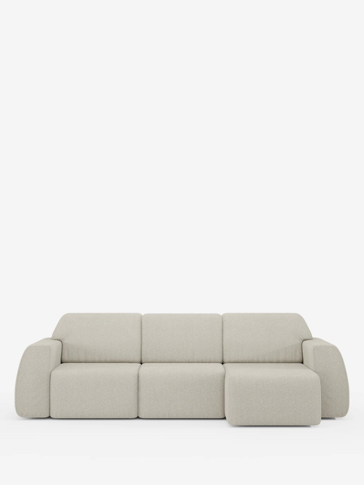 Un divano angolare contemporaneo Orbit con penisola reversibile di divitt.sbs, rivestito in tessuto T33 effetto cotone beige chiaro, resistente alle macchie. È dotato di tre sedute principali estensibili, una chaise longue integrata che può essere posizionata su entrambi i lati, braccioli arrotondati e un morbido rivestimento in tessuto felpato, il tutto presentato su uno sfondo bianco a tinta unita.